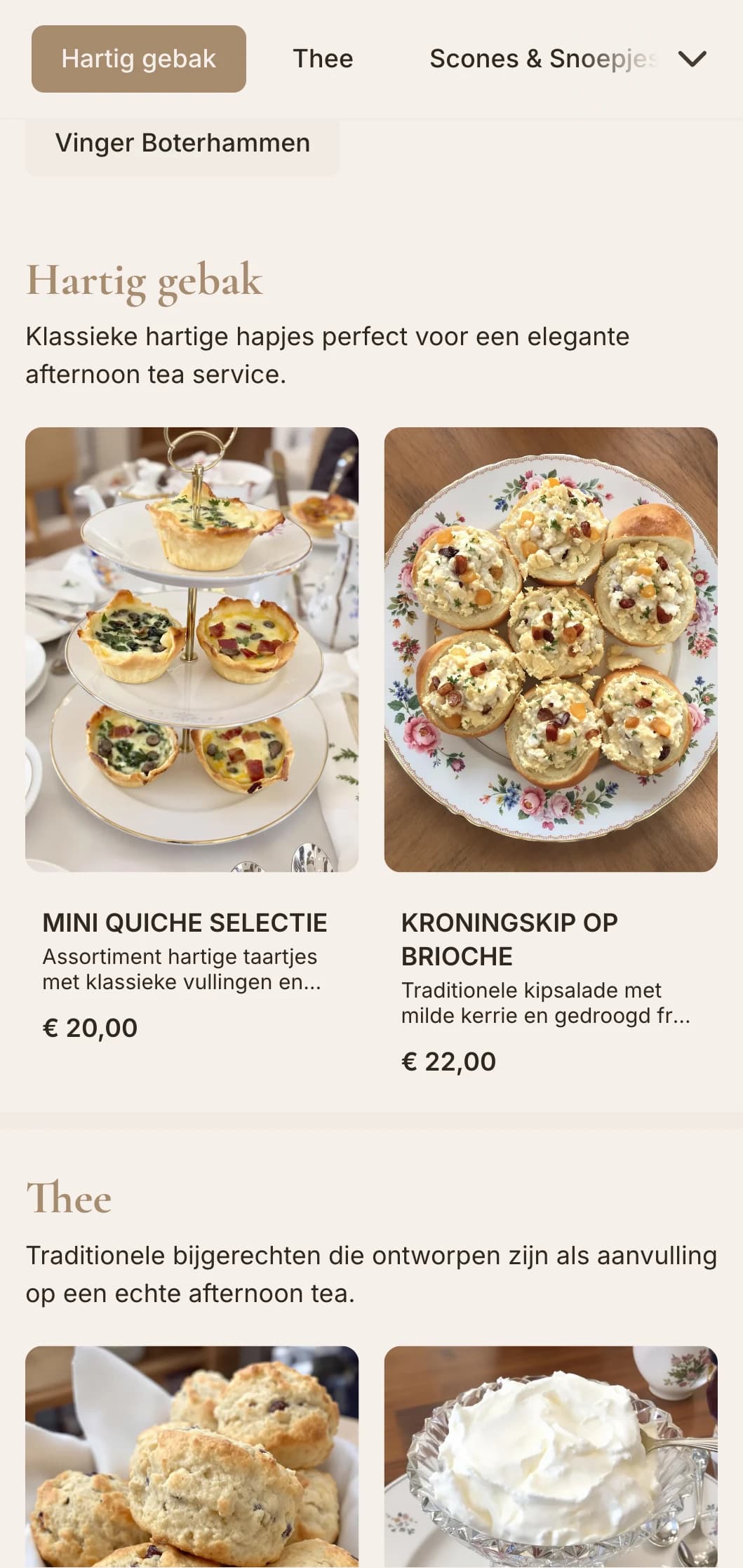 Verfijnd traditioneel theeservies met sandwiches, scones en petit fours met klassieke presentatie voor elegante middagbijeenkomsten.