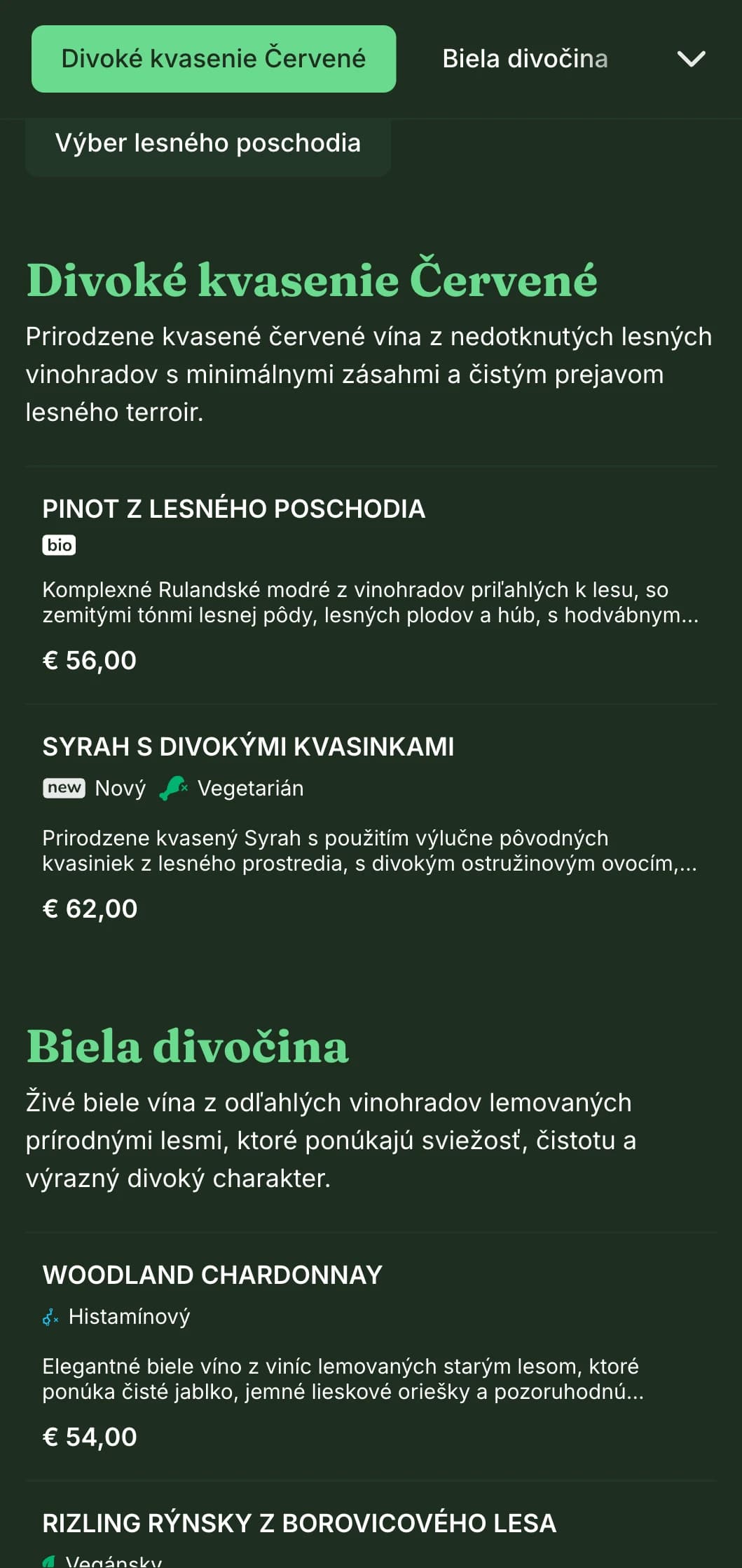 Prírodou inšpirovaná tmavá šablóna vínneho lístka so živými zelenými akcentmi na lesnom pozadí, ideálna pre lesné reštaurácie a rustikálne vinárne.