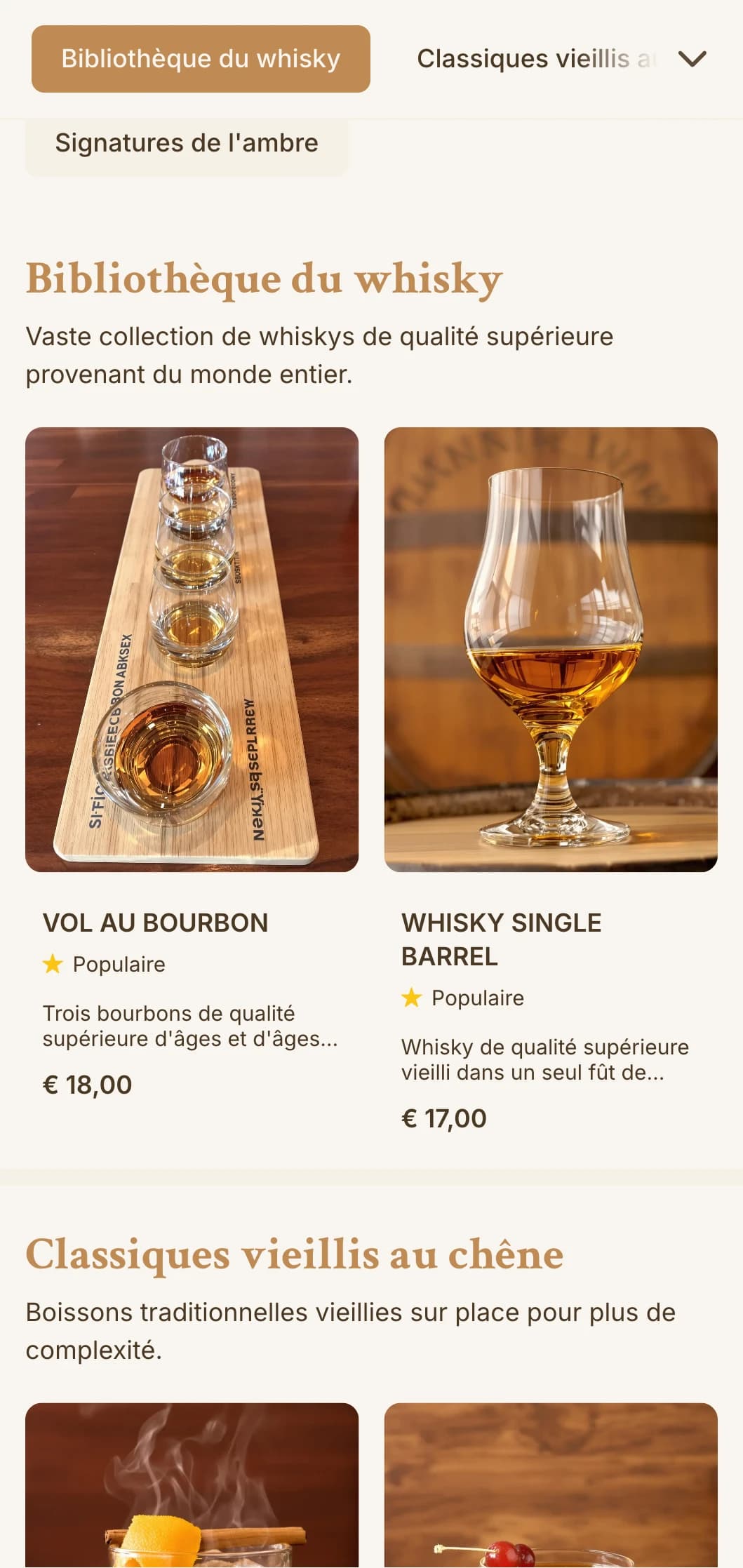 Un design ambré riche avec des textures en bois pour les bars spécialisés dans le whisky et le bourbon.