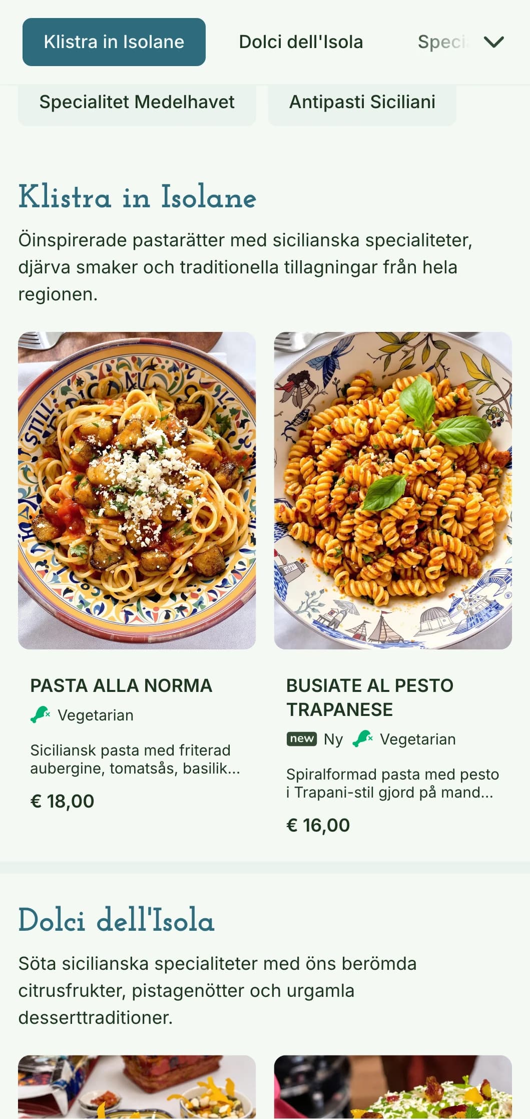 Levande medelhavsinspirerad design med färgstarka keramikmönster och kustelement som hyllar Siciliens olika kulinariska influenser.