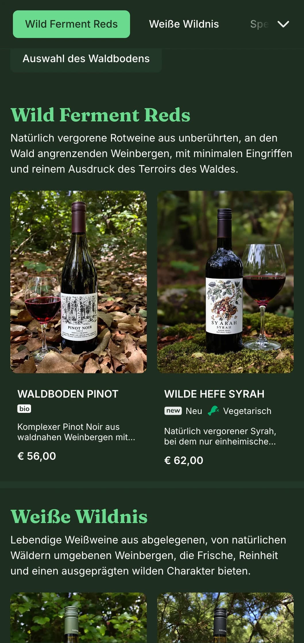 Von der Natur inspirierte dunkle Weinkartenvorlage mit leuchtend grünen Akzenten vor einem Waldhintergrund, perfekt für Waldrestaurants und rustikale Weinbars.