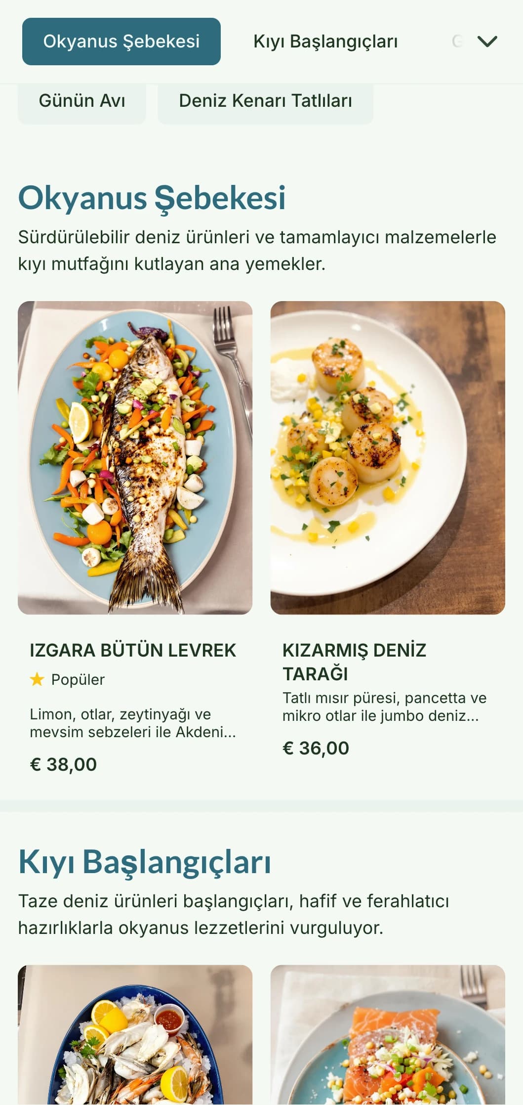 Kıyı yaşamından ilham alan, yumuşak maviler ve doğal dokular içeren, deniz ürünleri restoranları için mükemmel, taze ve havadar bir akşam yemeği menüsü tasarımı.