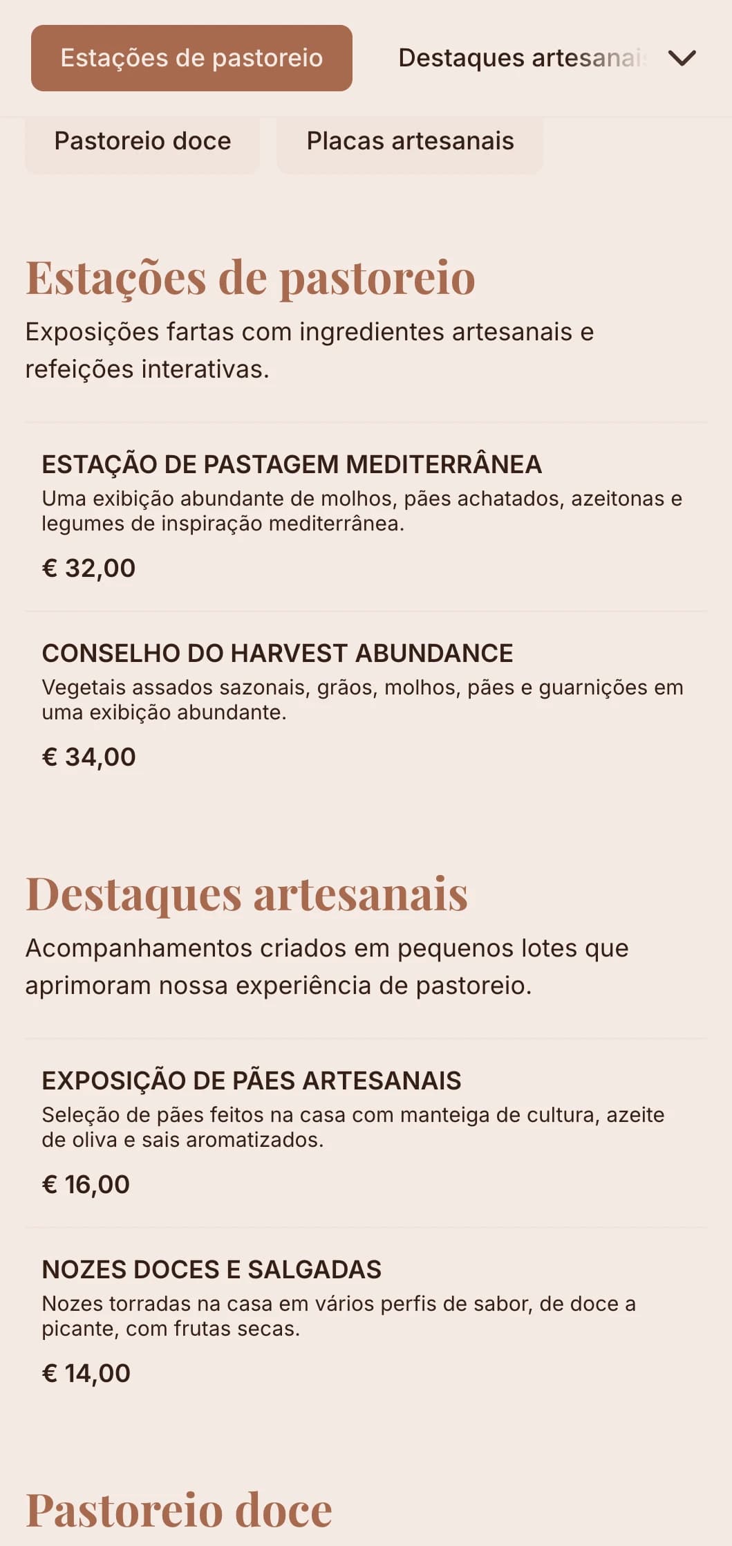 Mesas e tábuas criativas com queijos artesanais, carnes curadas e acompanhamentos artesanais para reuniões sociais.