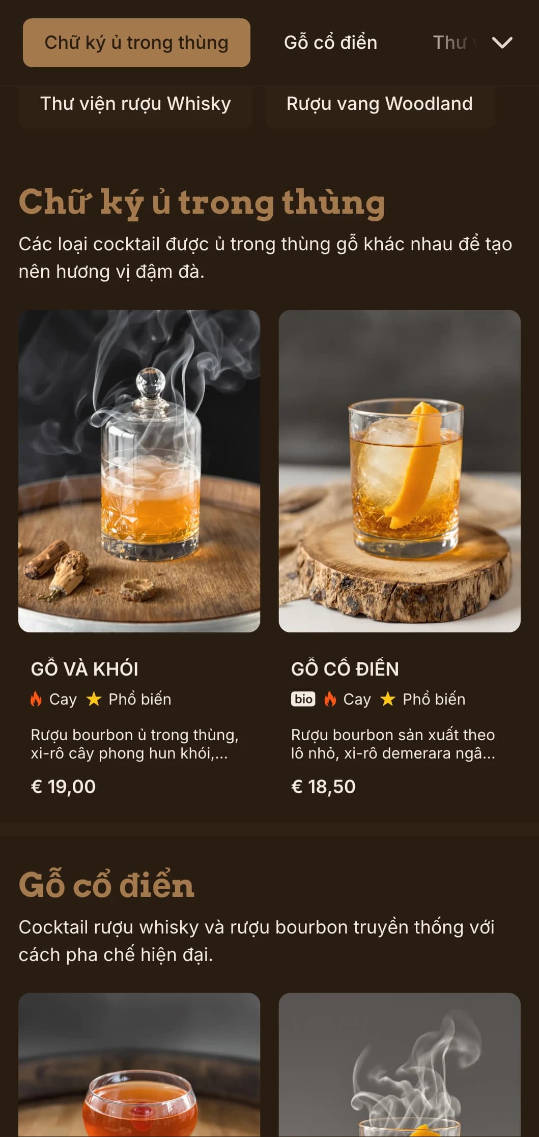 Thiết kế lấy cảm hứng từ gỗ làm nổi bật các loại cocktail và rượu whisky ủ trong thùng gỗ.