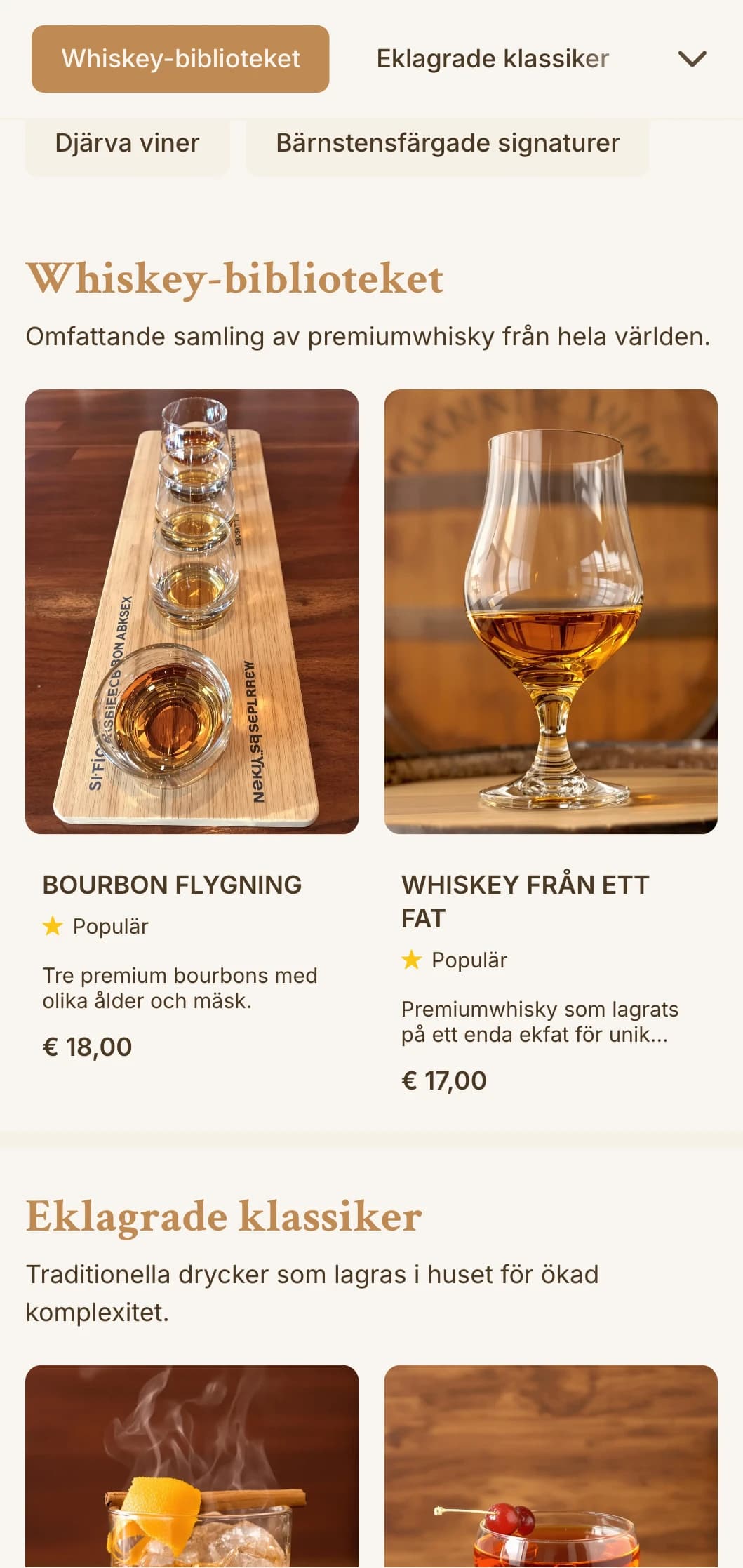 Rik bärnstensfärgad design med trästrukturer för whisky- och bourbonspecialiserade barer.