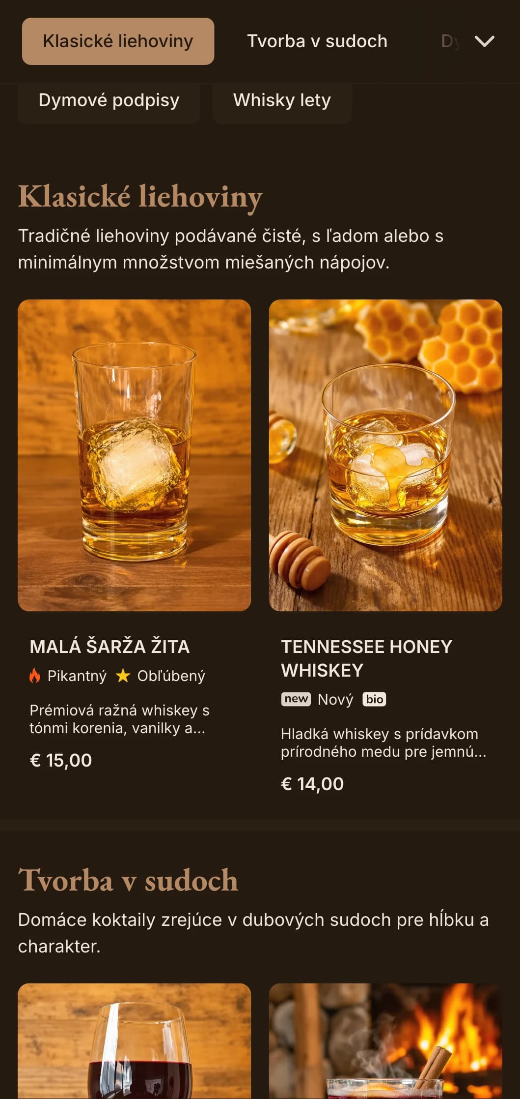 Sýte hnedé tóny s klasickou typografiou pre whisky bary a tradičné krčmy.