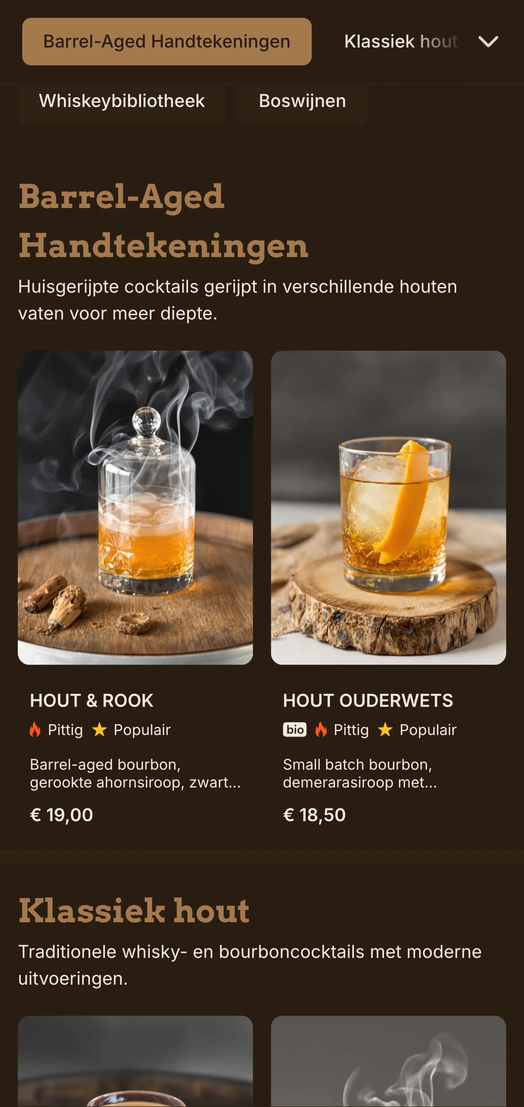 Rijk op hout geïnspireerd ontwerp met op vat gerijpte cocktails en whiskey.