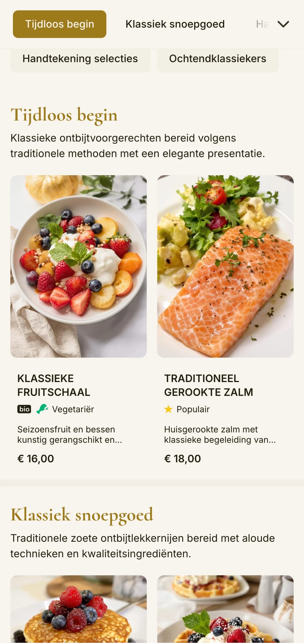 Elegante ontbijtklassiekers gepresenteerd met verfijnde aandacht voor detail en traditionele service-elementen.