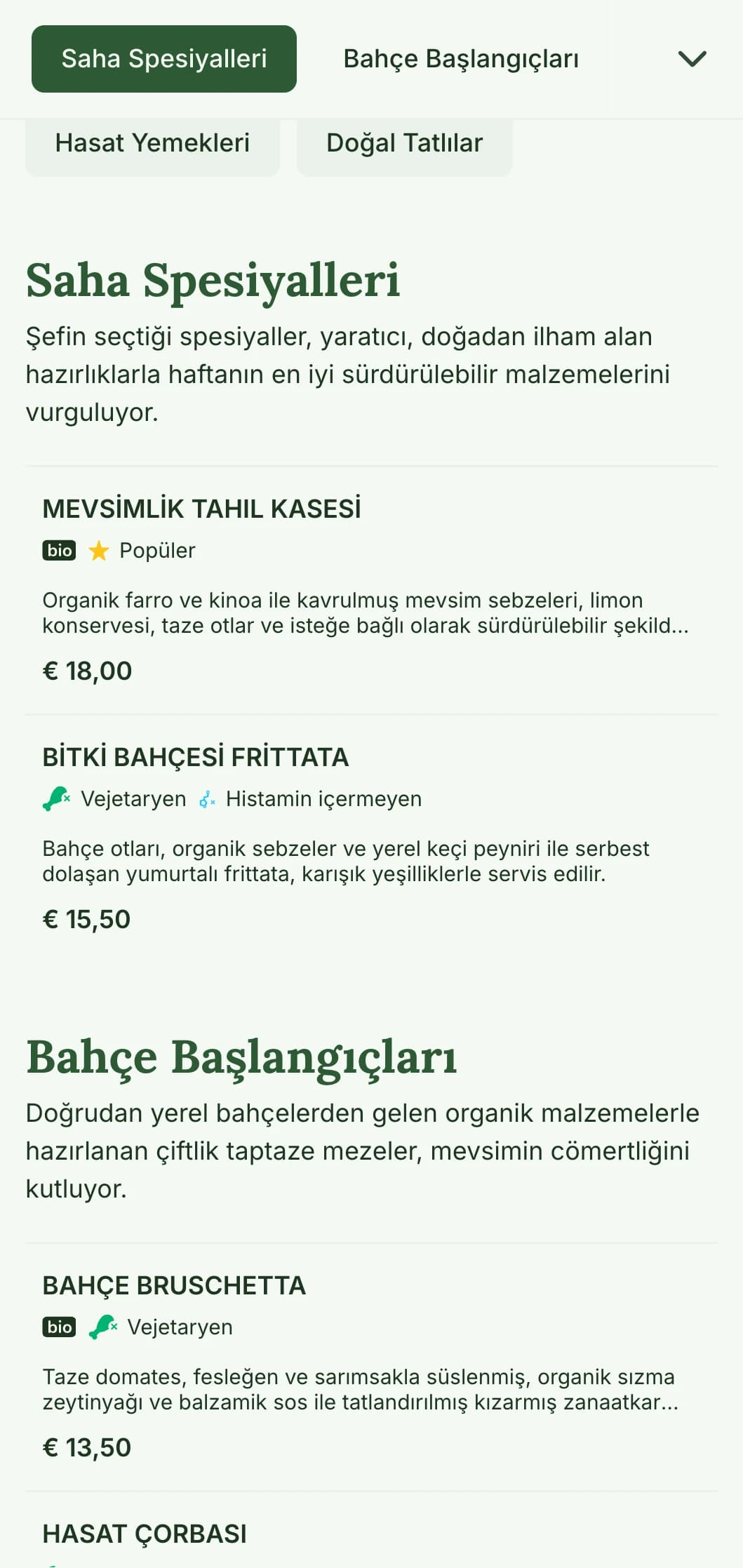 Sağlıklı, organik öğlen yemeklerine odaklanan kafe ve restoranlar için ideal olan, mevsimlik malzemeleri ve çiftlikten masaya teklifleri vurgulayan taze, doğadan ilham alan öğle yemeği menüsü tasarımı.