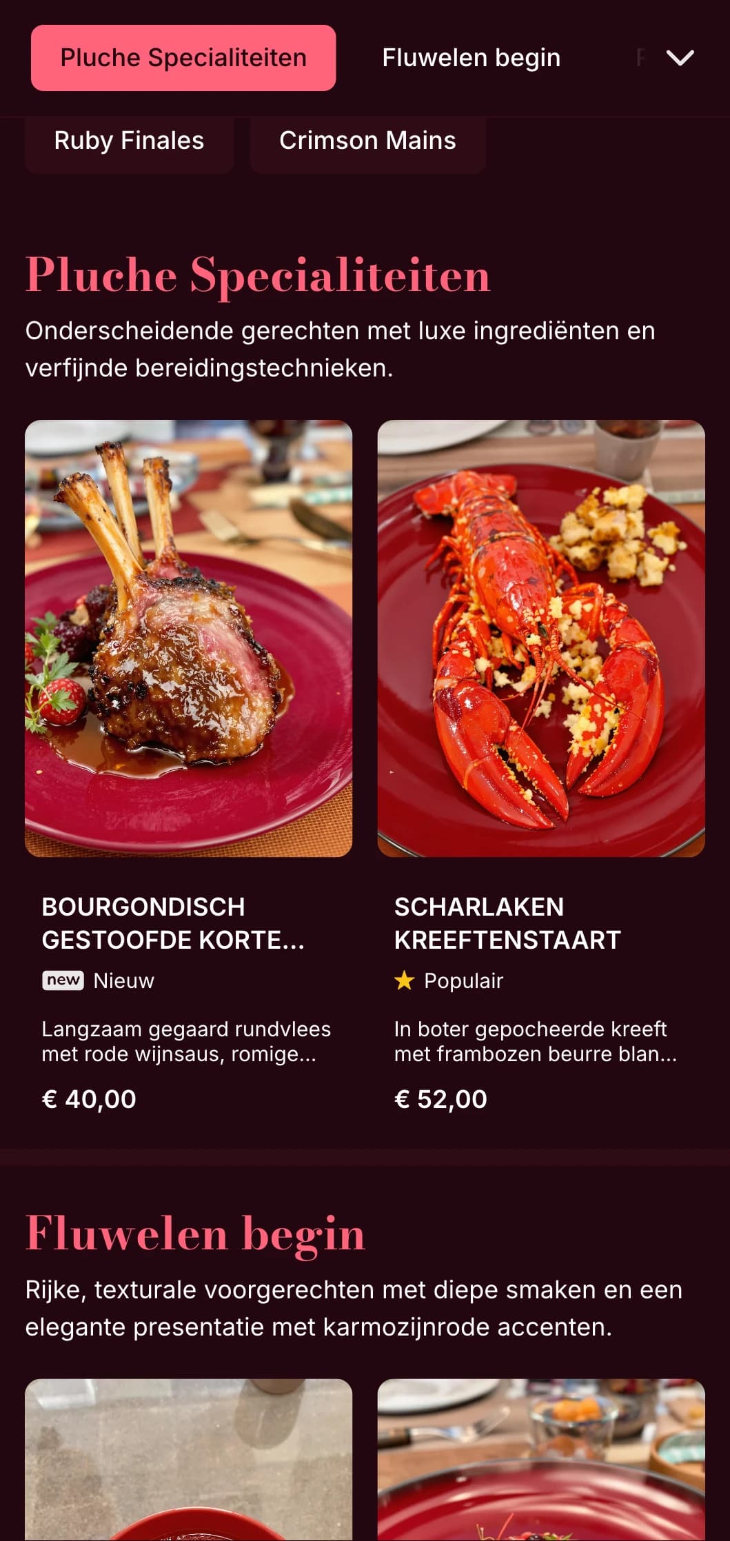 Een rijk, fluweelzacht dinermenu met dieprode tinten en subtiele textuur, ontworpen voor intieme fine dining-ervaringen.