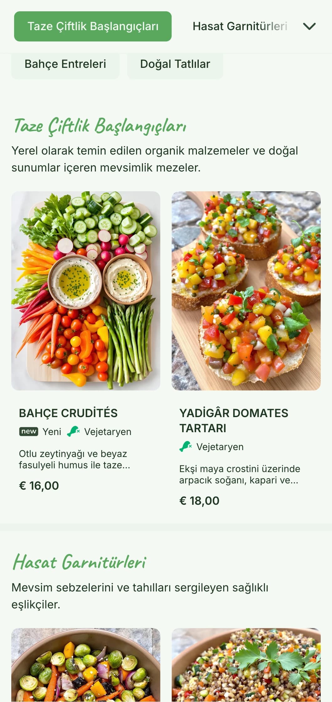Bahçe partileri ve açık hava etkinlikleri için doğal unsurlarla güzel bir şekilde sunulan mevsimlik organik malzemeler içeren taze çiftlikten masaya catering.