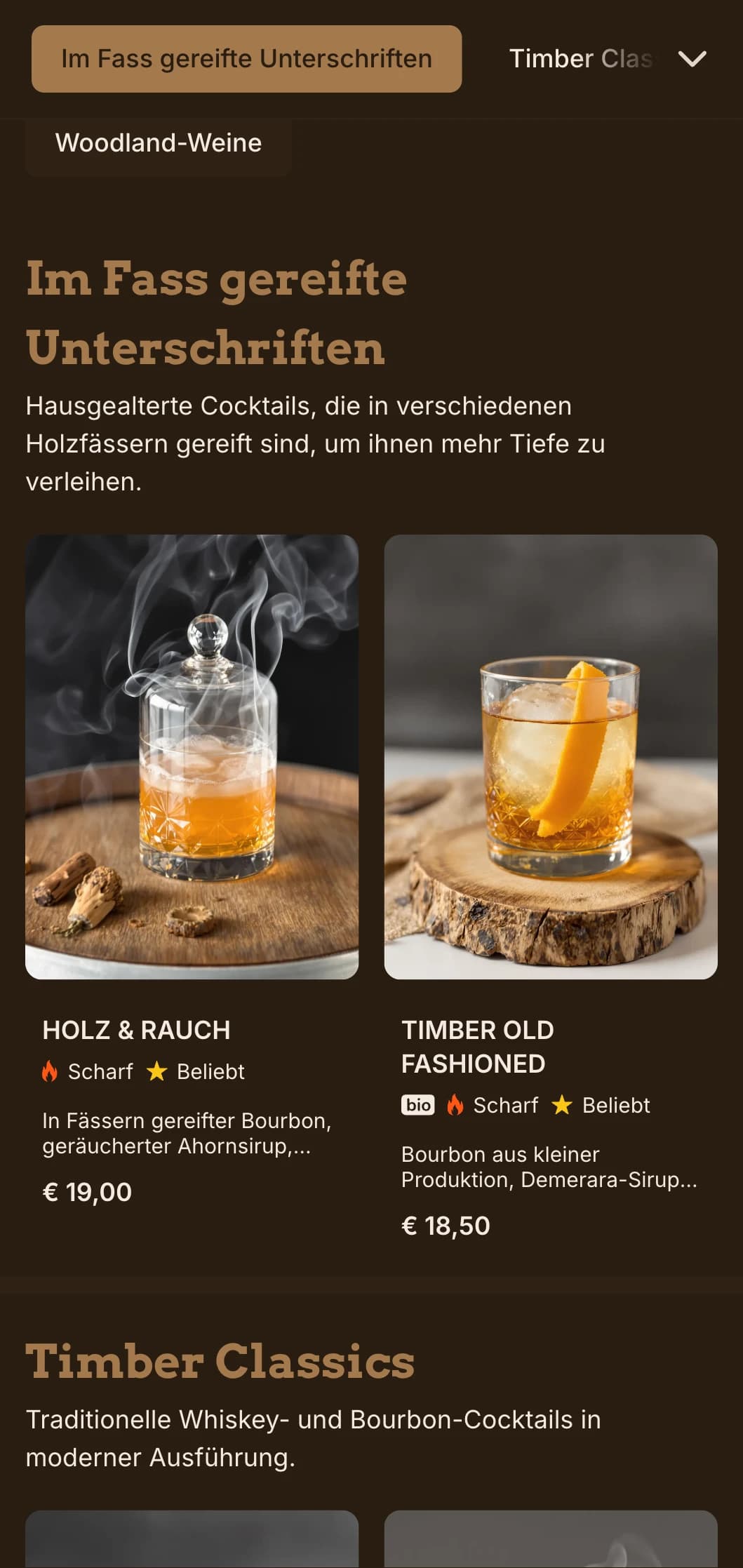 Reichhaltiges, von Holz inspiriertes Design, das Cocktails und Whiskey aus dem Fass hervorhebt.