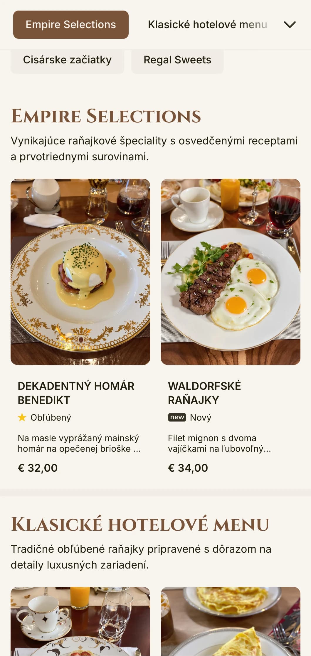 Veľkolepé raňajky inšpirované zlatou érou luxusných hotelov, podávané s formálnou eleganciou.