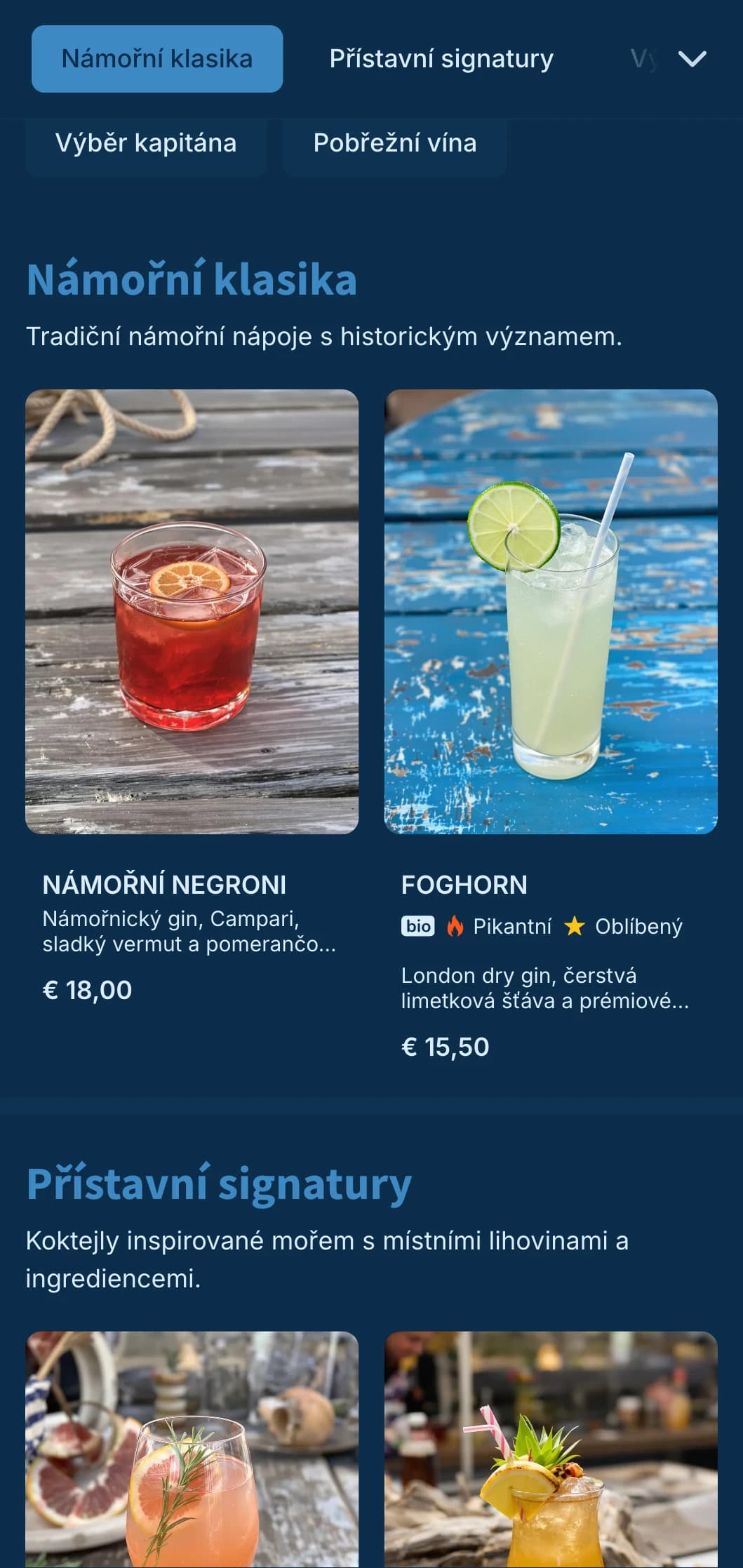 Námořnický modrý design s jemnými námořními prvky pro koktejlové bary na nábřeží.