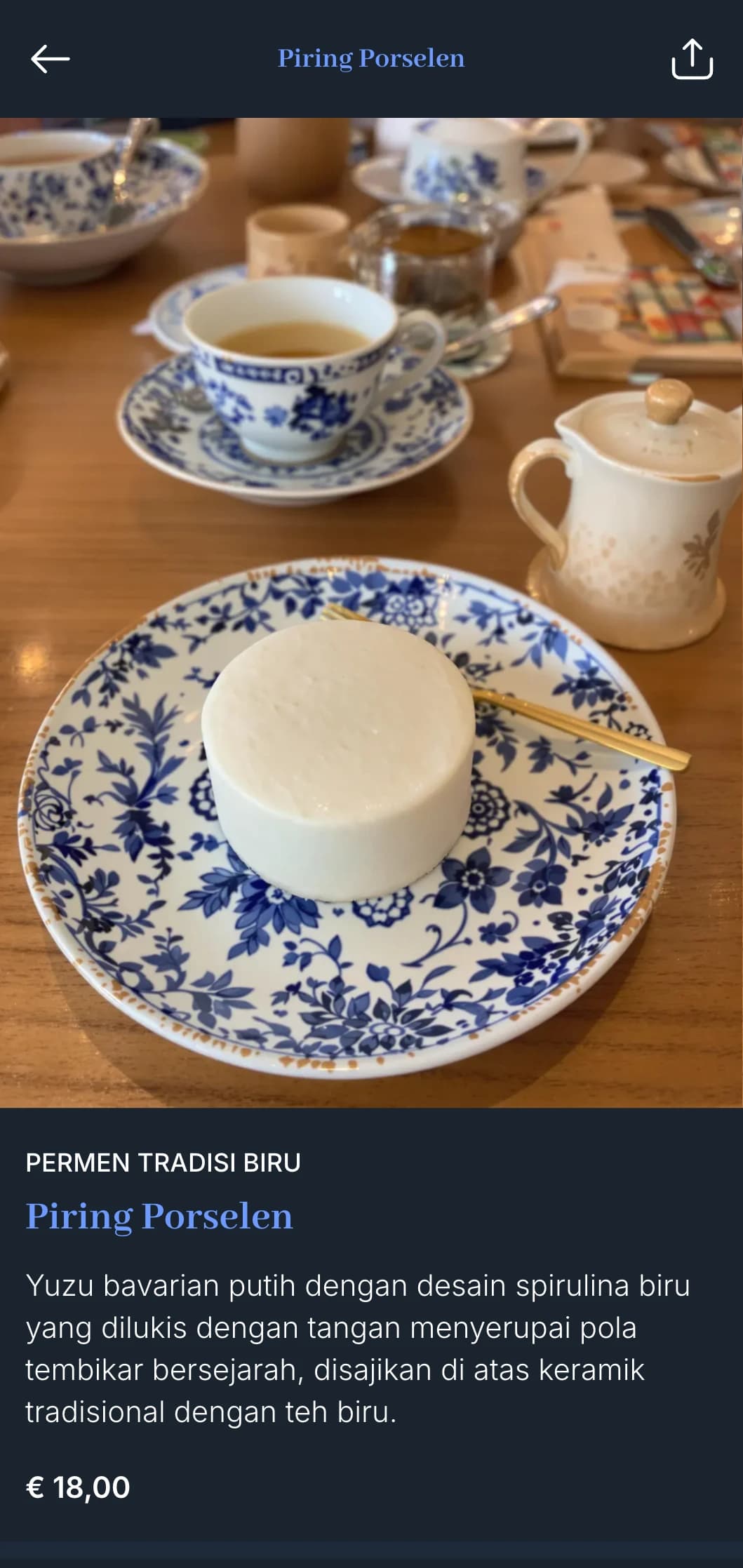 Menu sushi tradisional Jepang dengan warna biru kobalt yang terinspirasi dari tembikar biru-putih klasik.