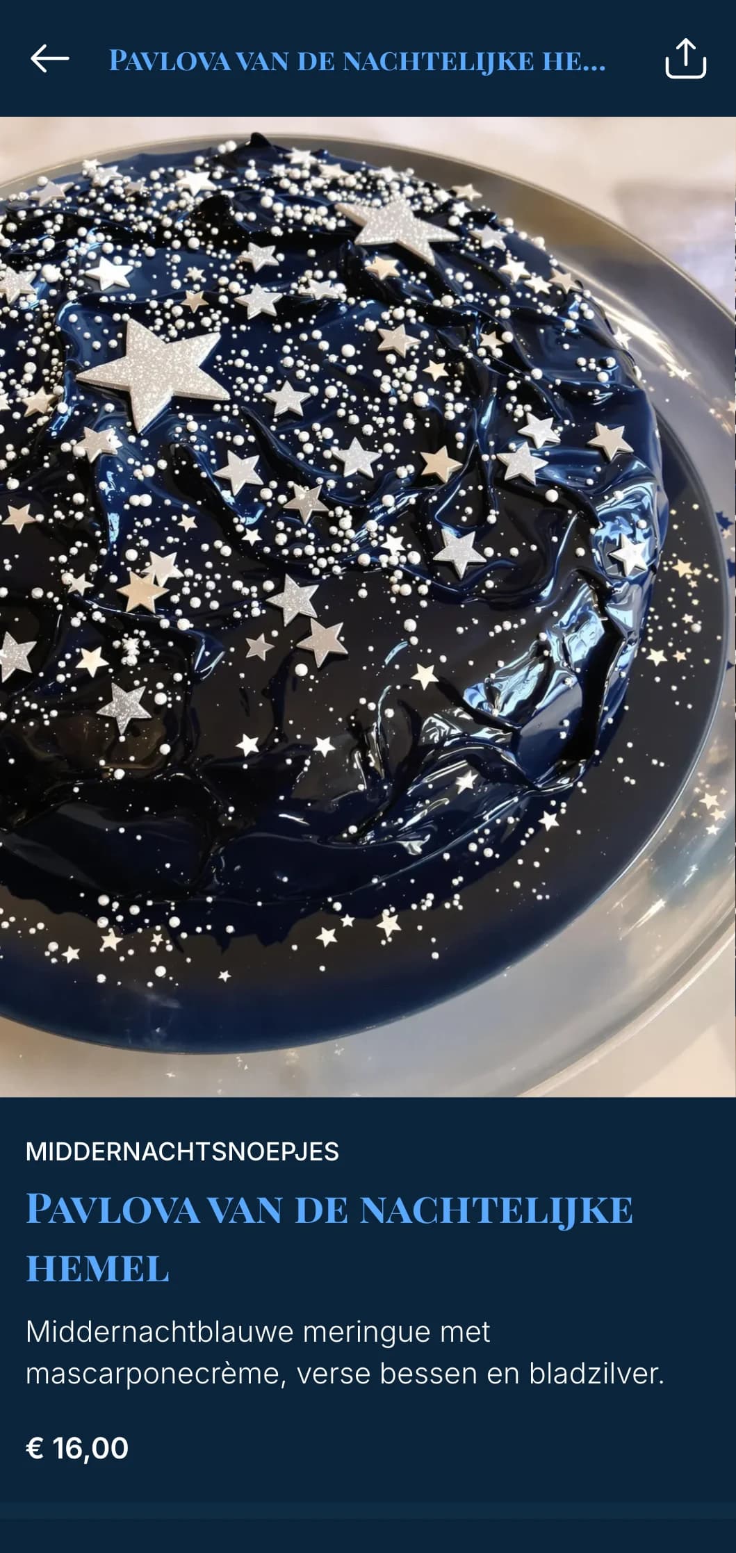 Een diepblauw dinermenu met middernachtelijke hemelinspiratie en gouden sterren, ontworpen voor fine dining 's avonds.