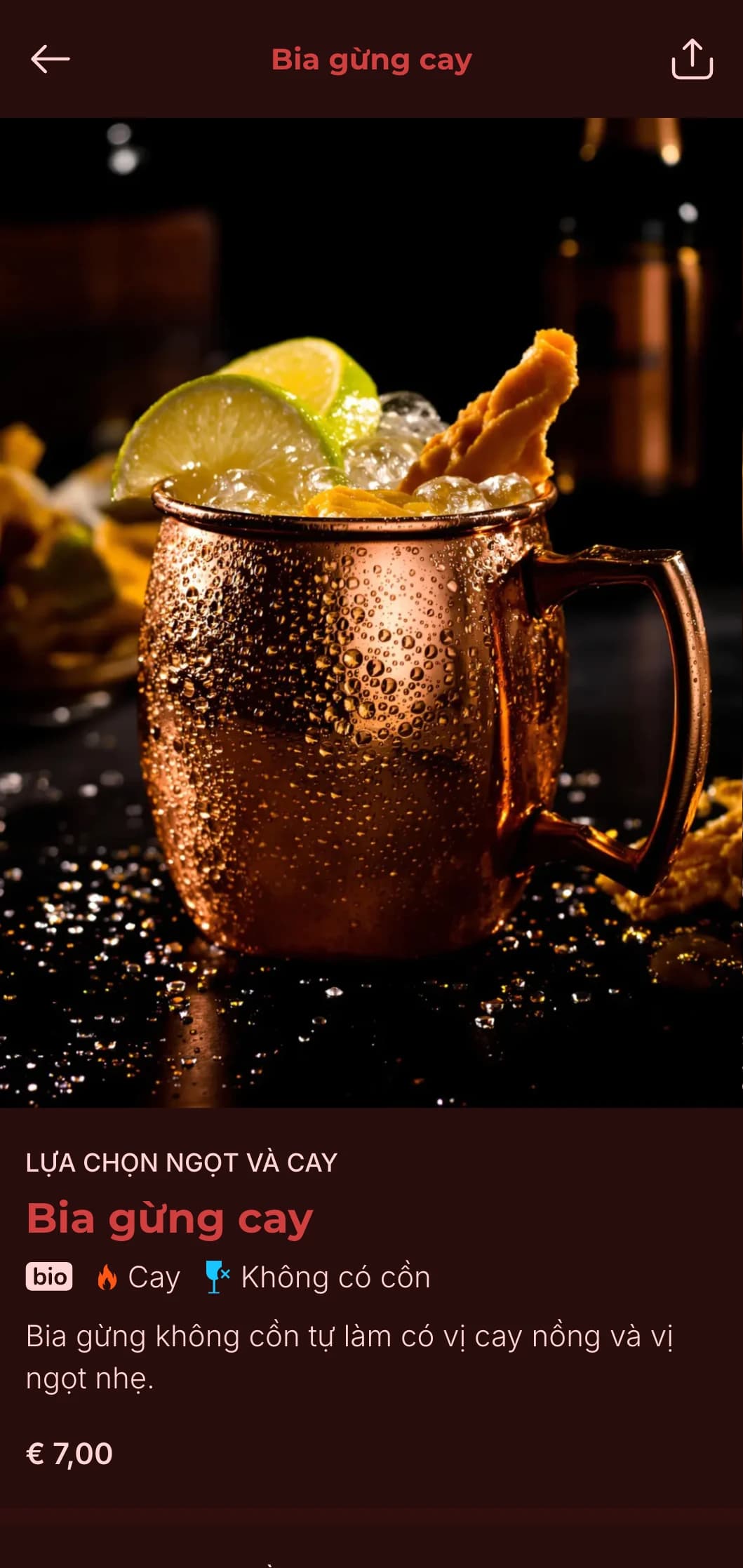 Thiết kế màu xanh và đỏ ấn tượng với các yếu tố băng và lửa cho quầy bar cocktail theo chủ đề.