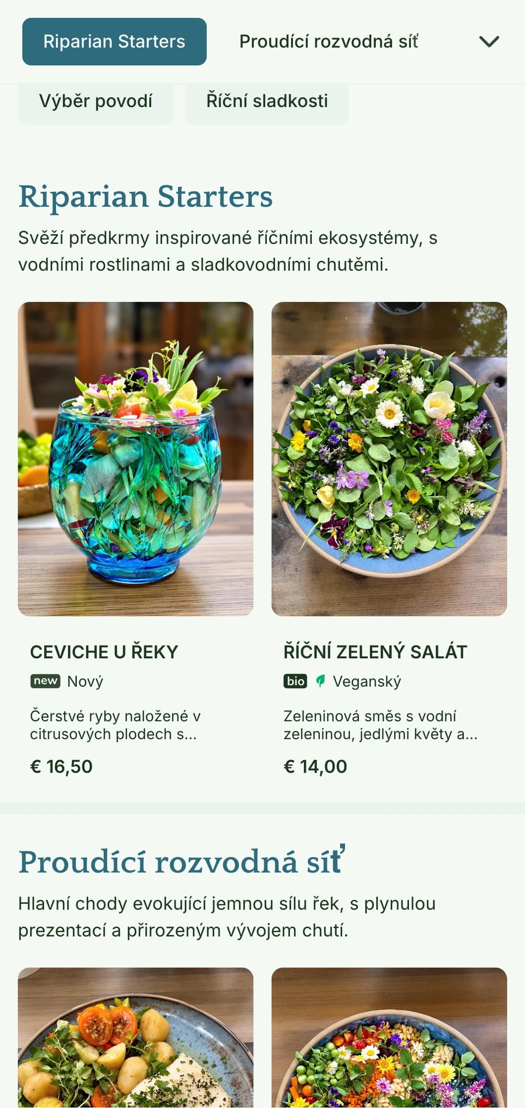 Klidný, vodou inspirovaný design poledního menu s plynulými prvky a chladnými tóny, ideální pro restaurace s výhledem na řeku nebo místa u vody.