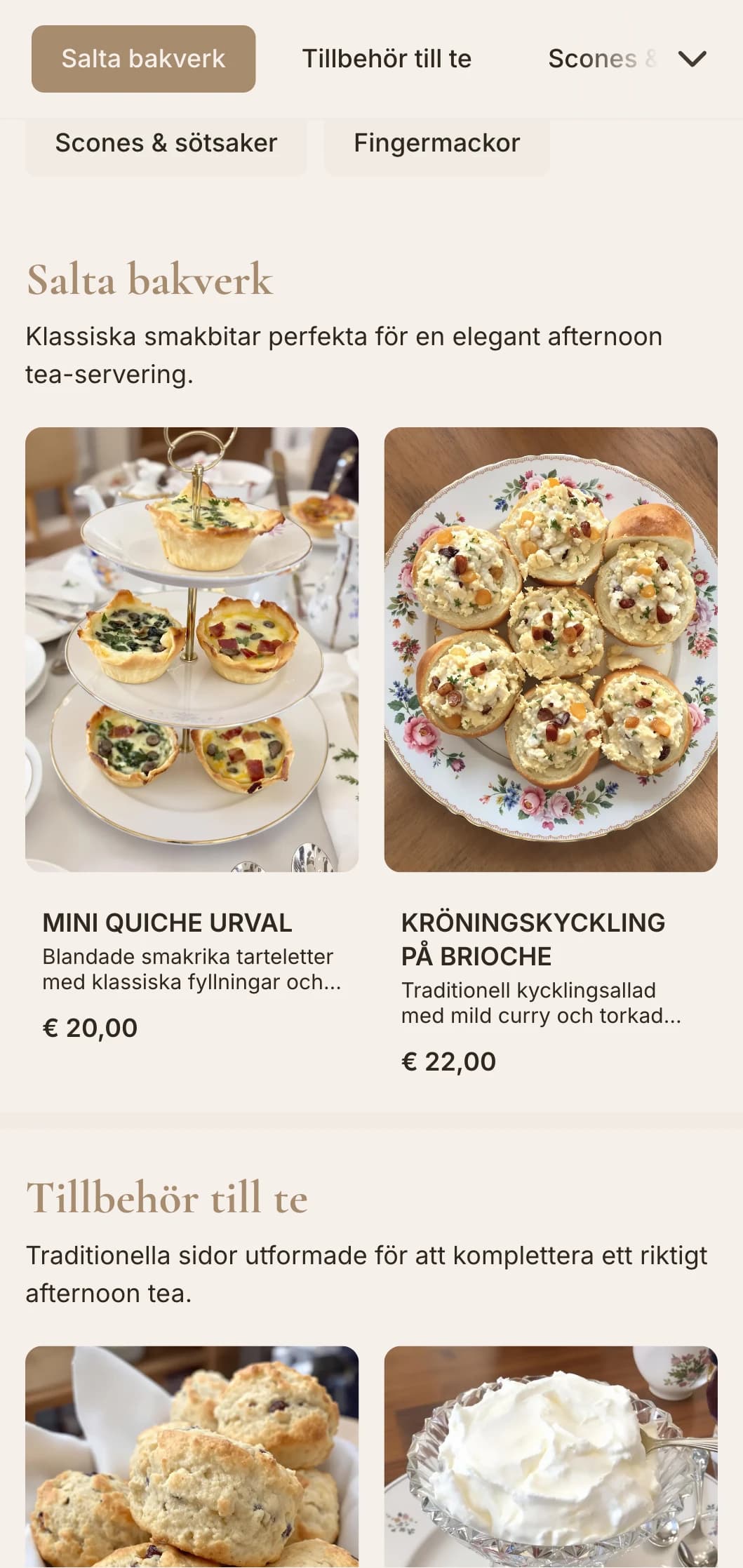Raffinerad traditionell teservering med fingersmörgåsar, scones och petit fours med klassisk presentation för eleganta eftermiddagssammankomster.