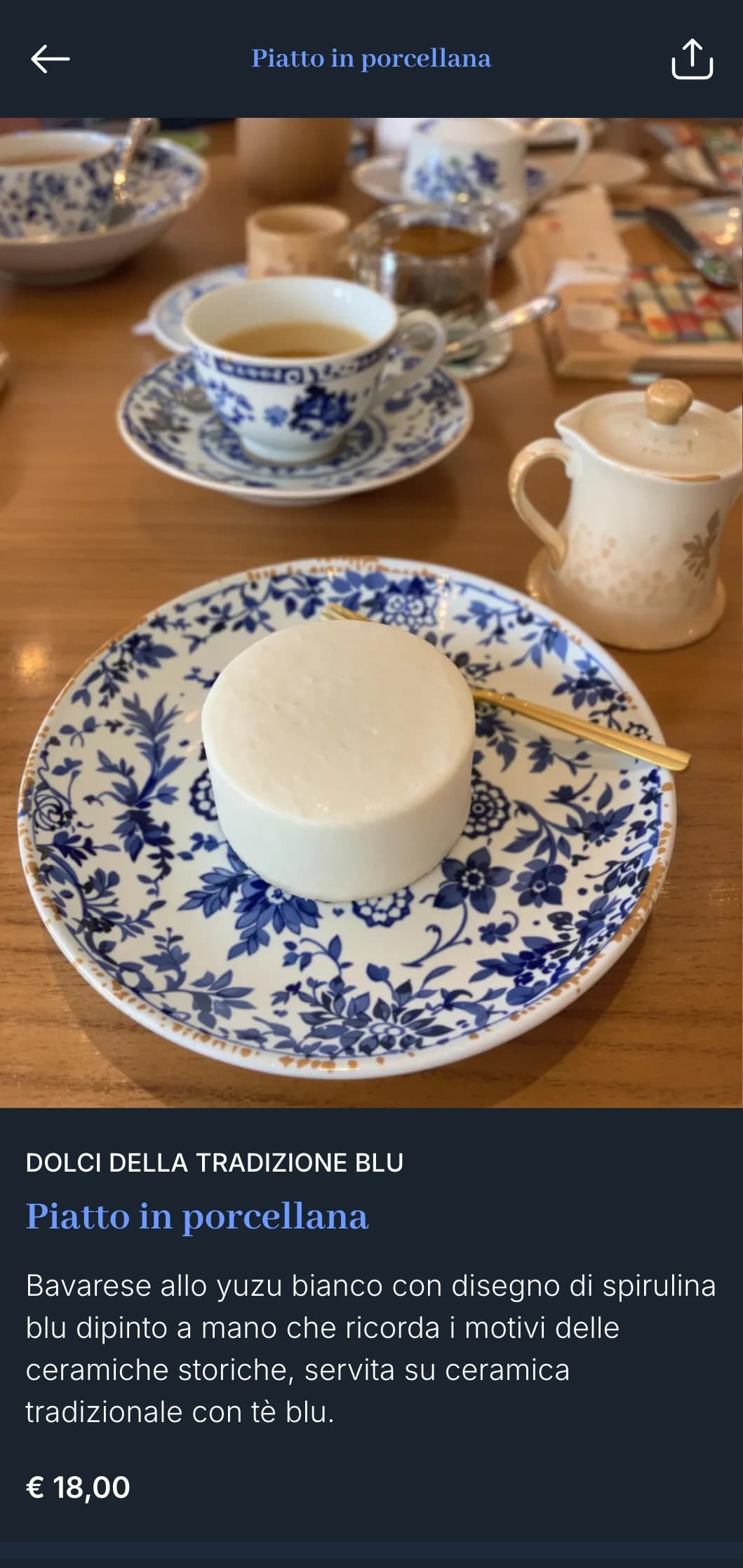 Menu di sushi tradizionale giapponese con un ricco blu cobalto ispirato alle classiche ceramiche bianche e blu.
