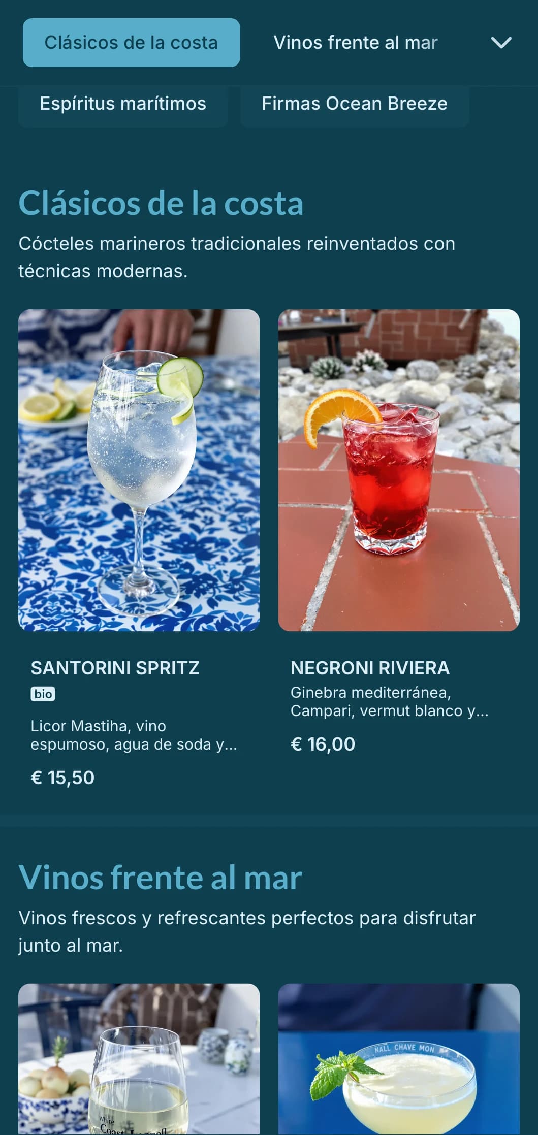 Diseño azul, ligero y aireado, inspirado en los vientos del océano para locales de cócteles frente a la playa.