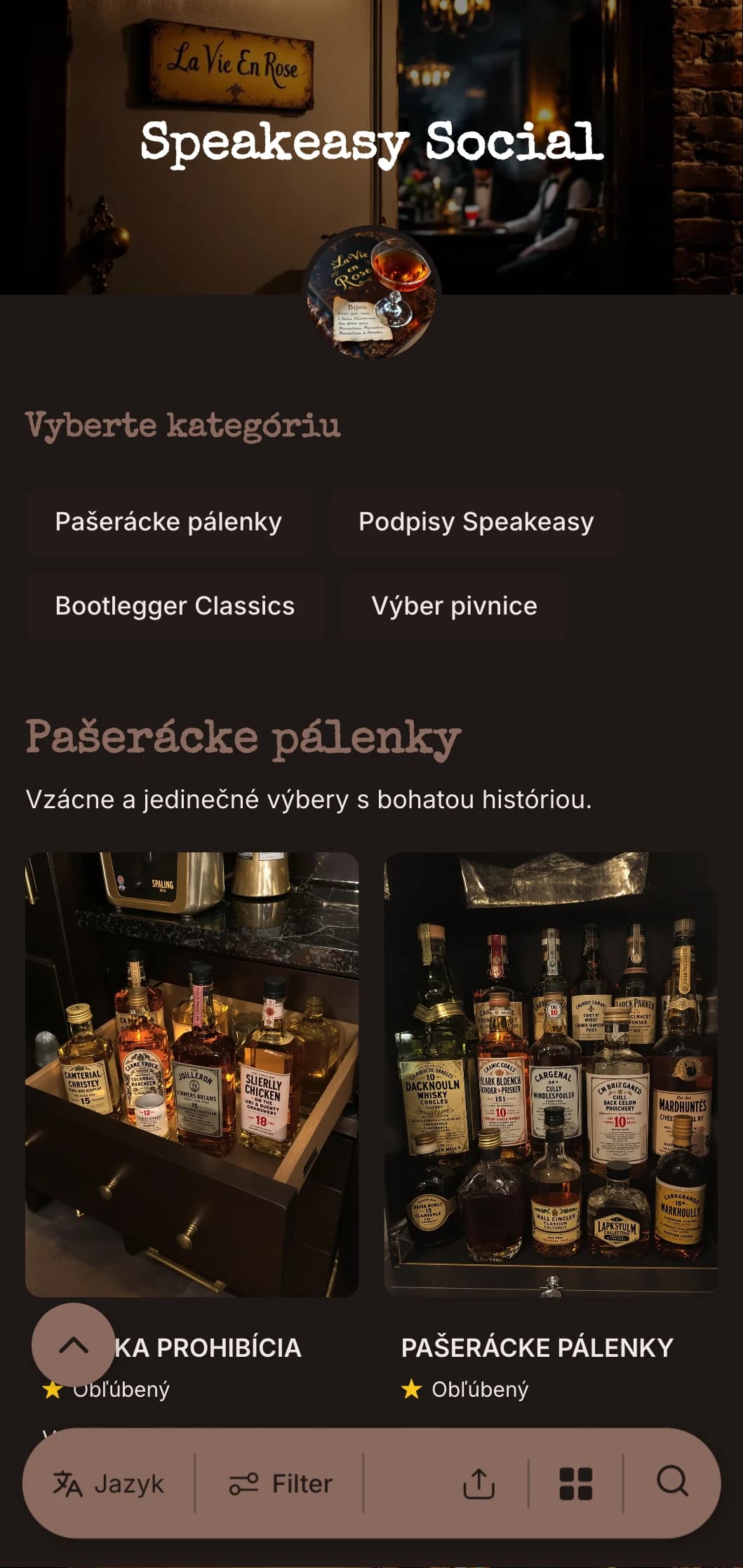 Temný, tajomný dizajn s prvkami vintage písacieho stroja pre skryté koktailové bary.