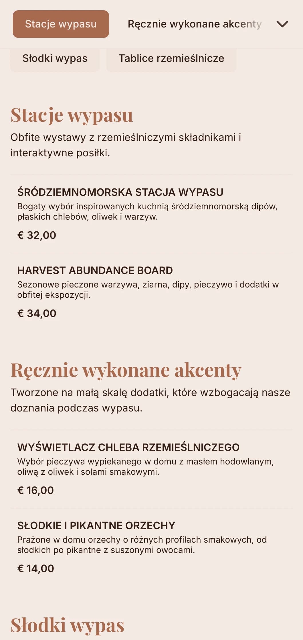 Kreatywne stoły i deski z rzemieślniczymi serami, wędlinami i ręcznie robionymi dodatkami na spotkania towarzyskie.