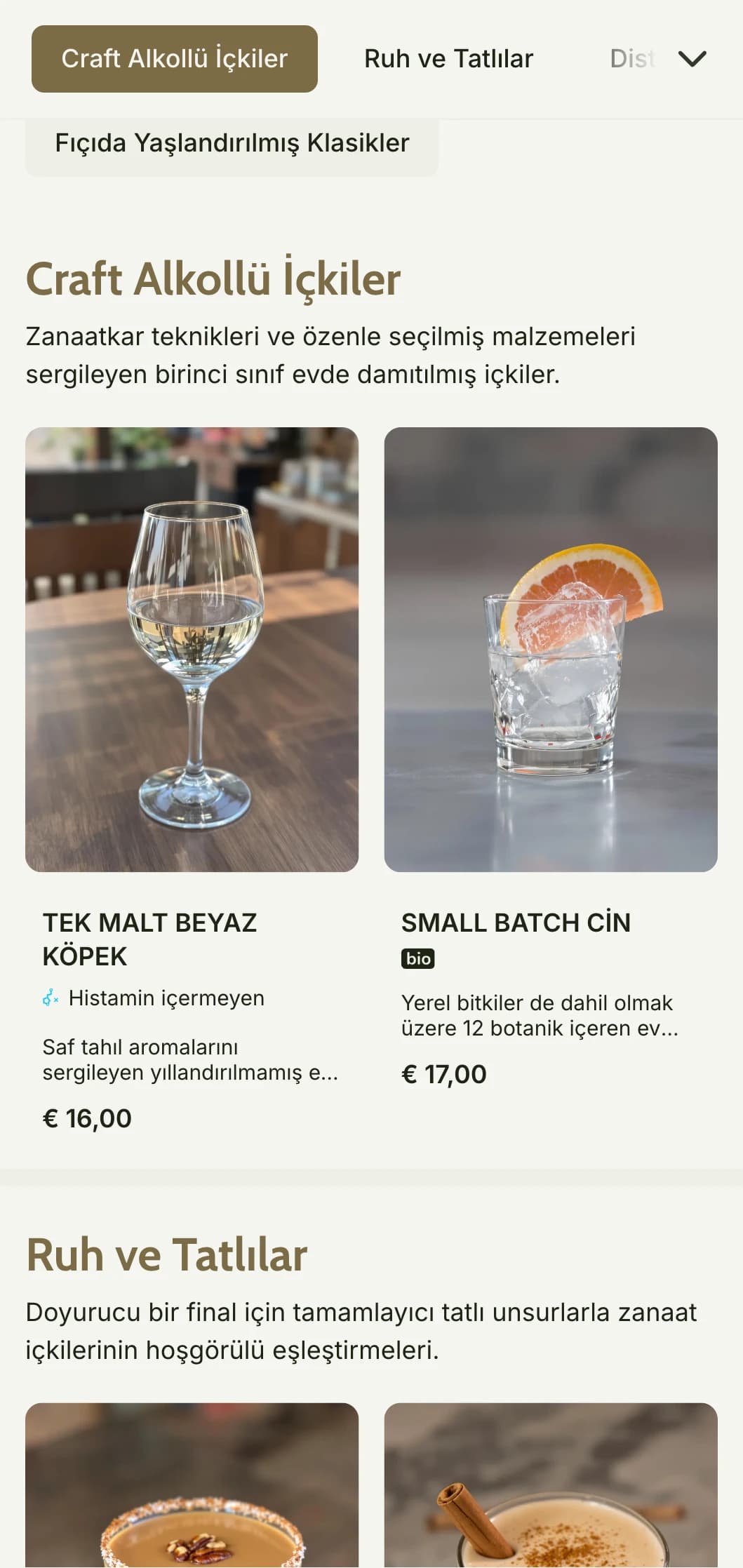 Sıcak toprak tonları ve dokulu öğeler içeren, zanaat damıtımevleri ve içki odaklı barlar için rustik, zanaatkar bir tasarım.