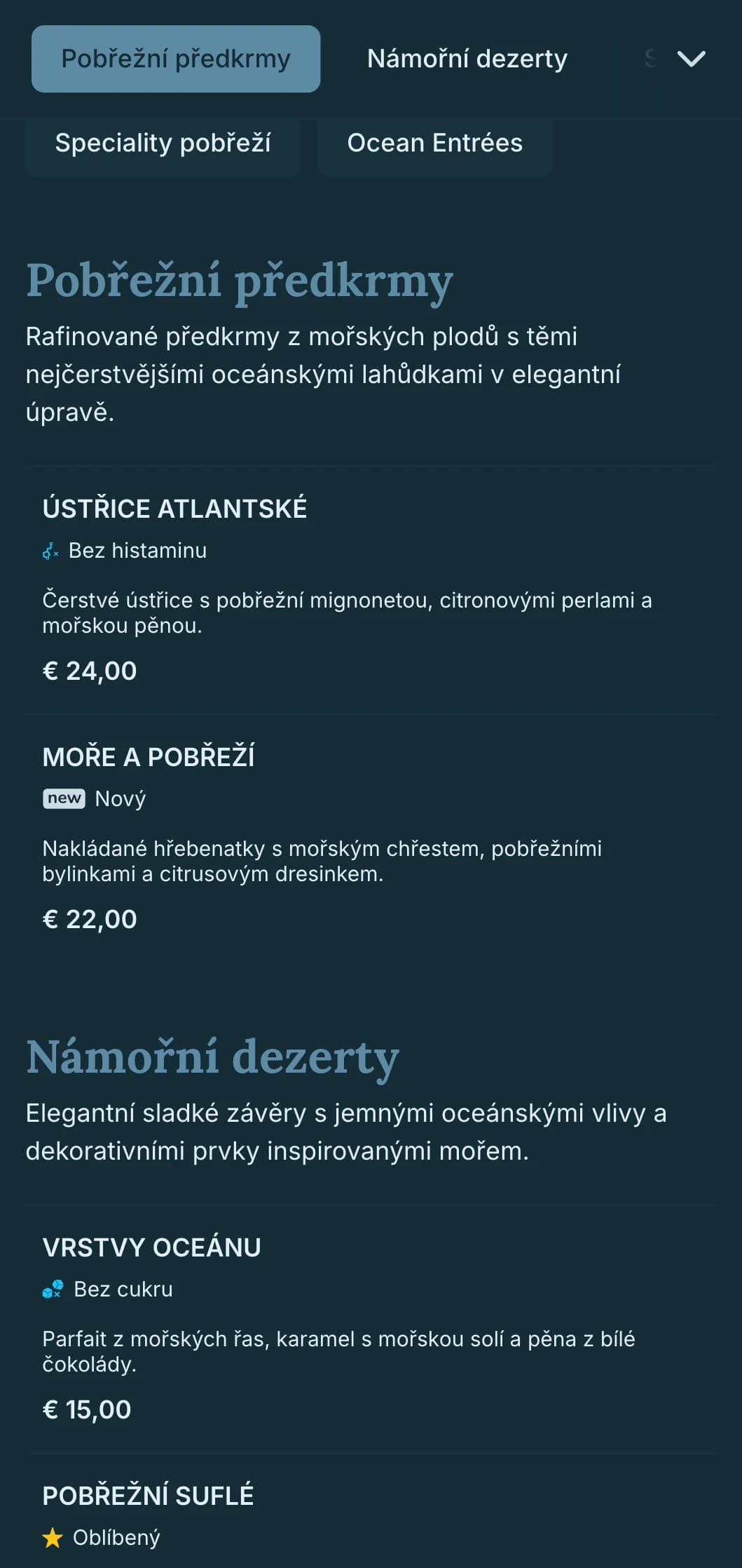 Sofistikovaná pobřežní elegance kombinující námořní vlivy s vytříbenou estetikou stolování.