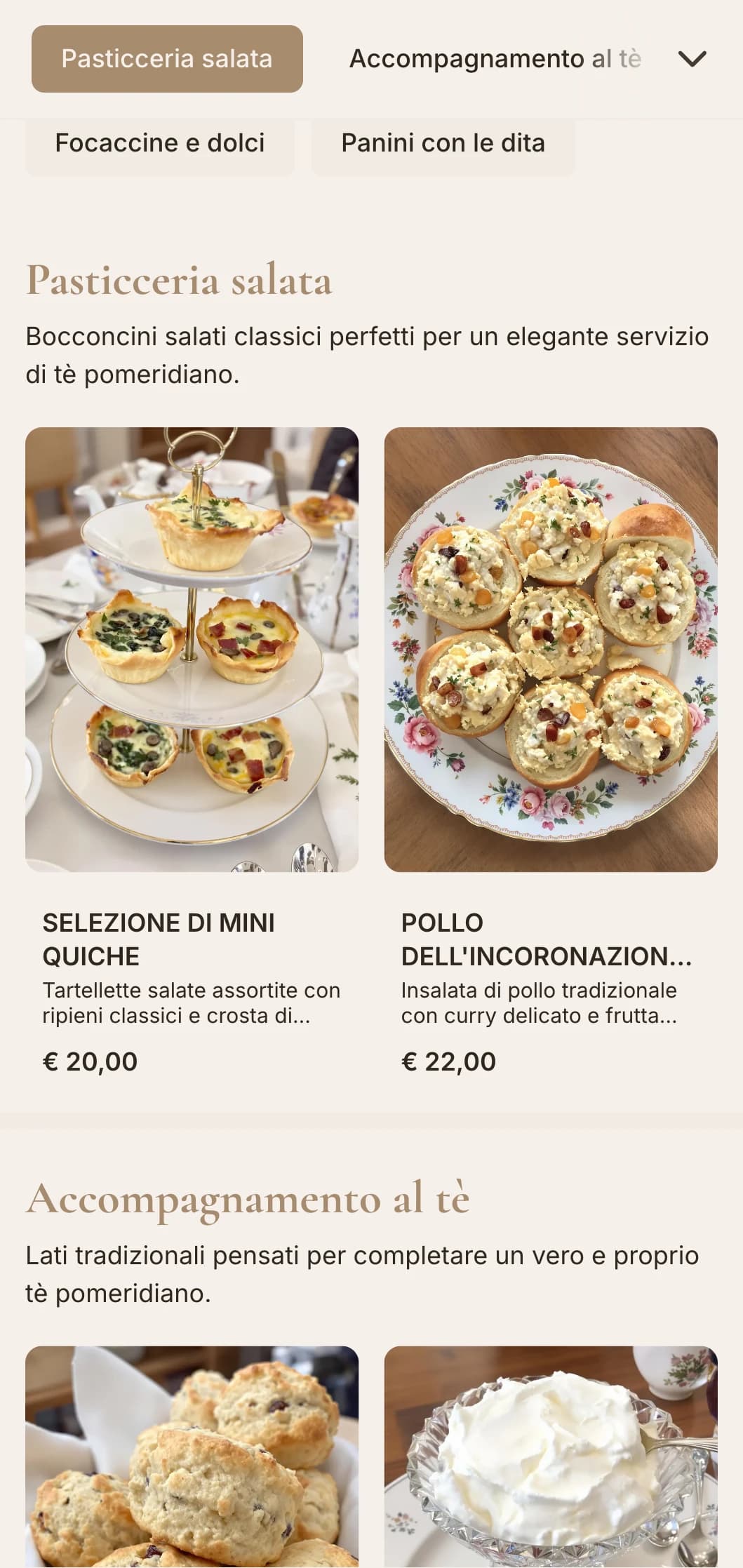 Raffinato servizio da tè tradizionale con finger sandwich, scones e petit fours con presentazione classica per eleganti riunioni pomeridiane.