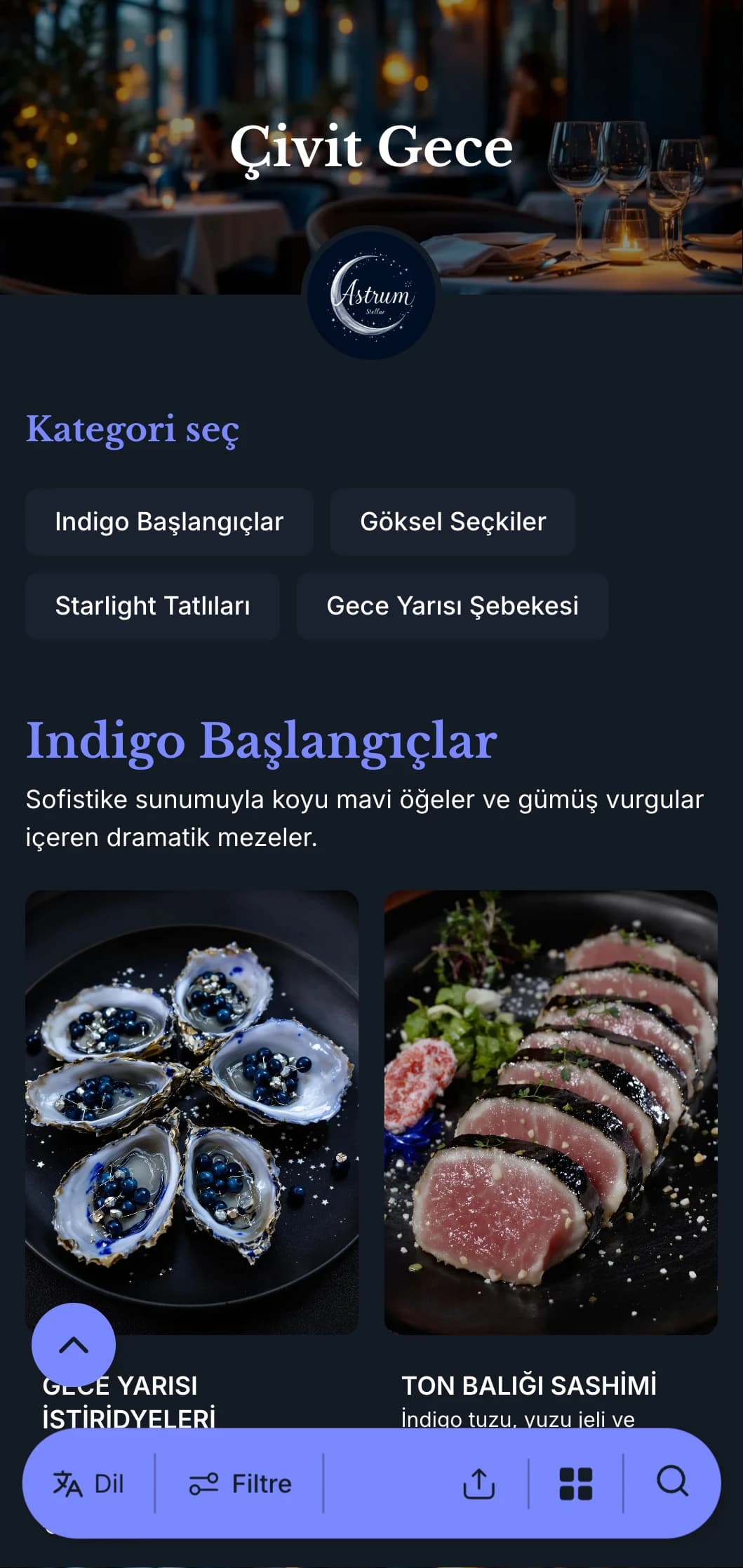 Sofistike bir akşam yemeği için tasarlanmış, gece mavisi tonları ve gümüş vurgular içeren koyu çivit mavisi bir akşam yemeği menüsü.