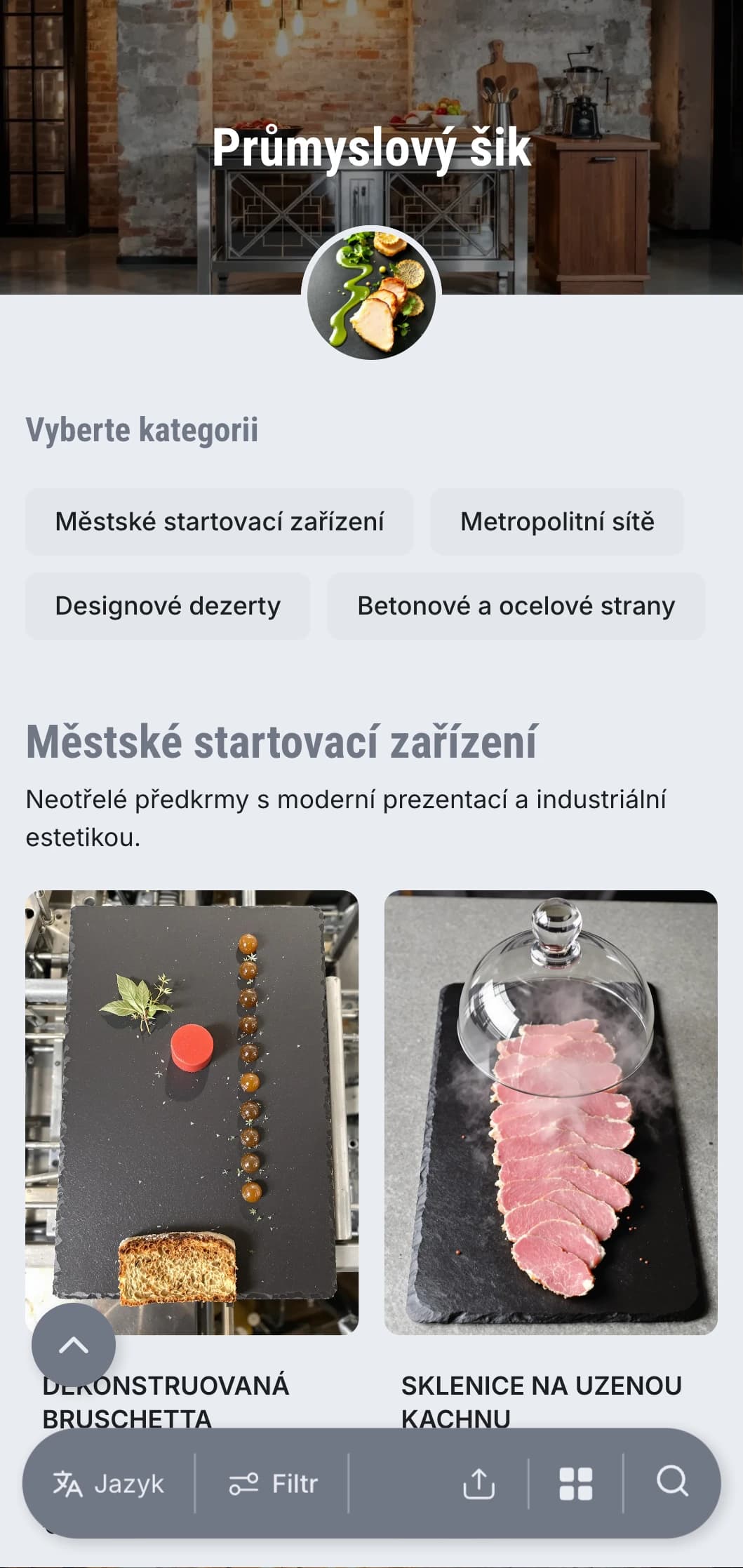 Drsná, ostrá prezentace cateringu s moderní městskou estetikou, kovovými prvky a betonovými texturami pro akce ve skladištích a vernisáže galerií.