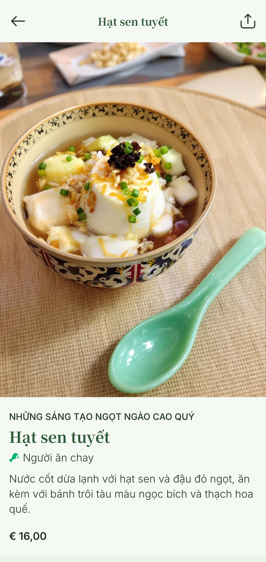 Thực đơn sushi thanh lịch mang phong cách châu Á với điểm nhấn màu xanh ngọc bích và các yếu tố kết hợp truyền thống Trung - Nhật.