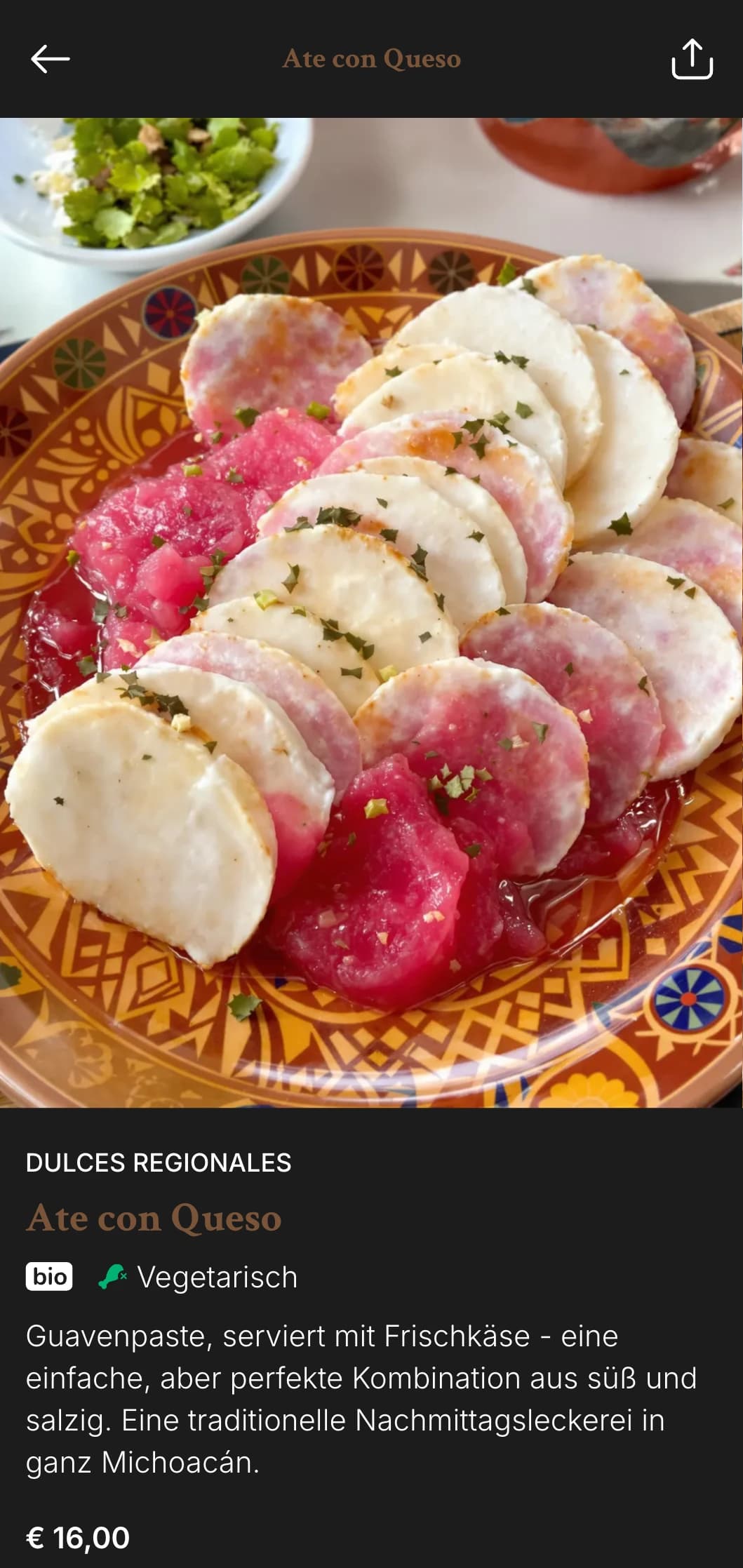 Ein reichhaltiges und herzhaftes Menü, das das kulinarische Erbe Michoacáns feiert, mit warmen braunen Akzenten, traditionellen Carnitas und regionalen Spezialitäten.