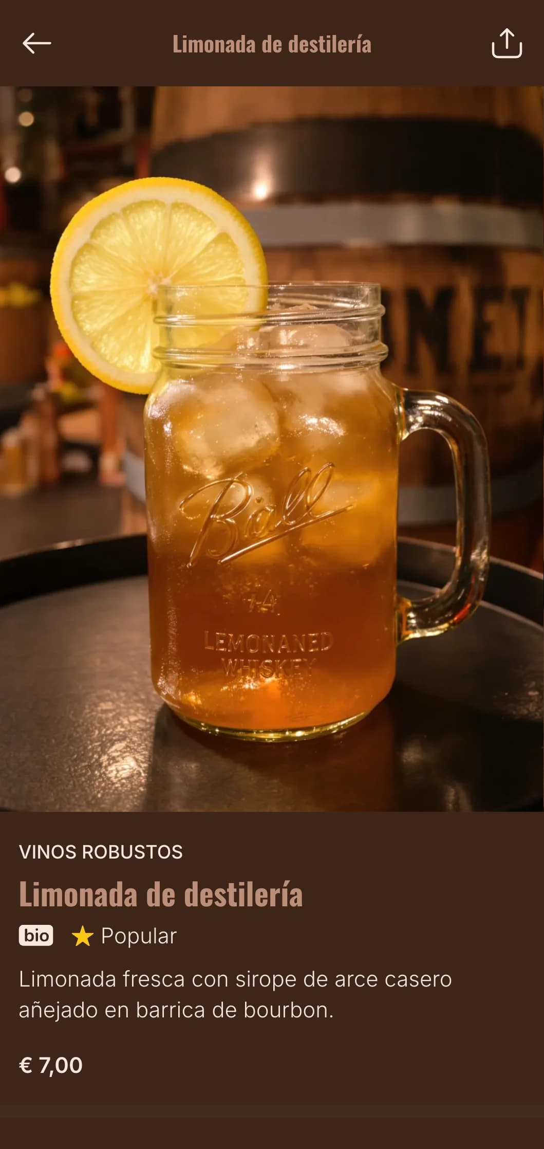 Cálido diseño en cobre y marrón para salas de destilación y bares de estilo industrial.