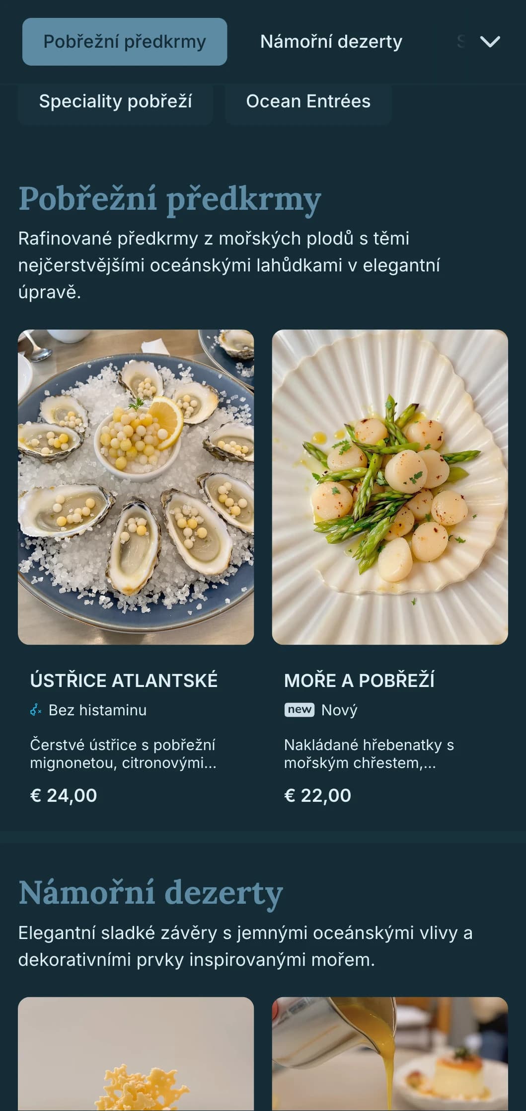Sofistikovaná pobřežní elegance kombinující námořní vlivy s vytříbenou estetikou stolování.