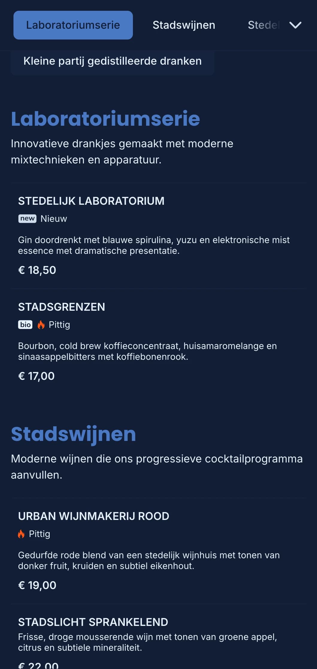 Strak, gestructureerd blauw ontwerp met geometrische patronen voor moderne stedelijke bars.