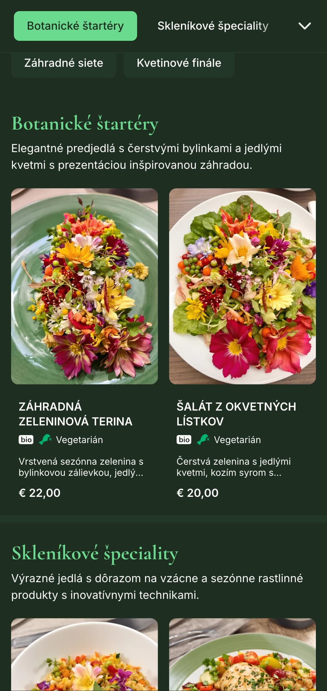 Elegantné večerné menu so sviežimi botanickými prvkami a sýtozelenými tónmi, navrhnuté pre jemné stolovanie inšpirované záhradou.