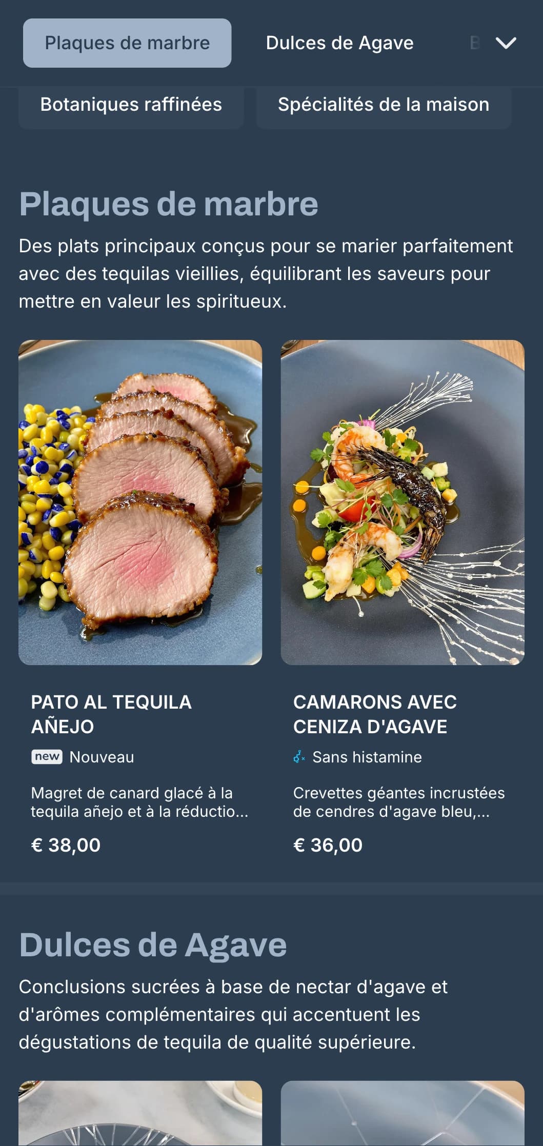 Menu de bar à tequila élégant et raffiné, avec des tons argentés et bleu-gris, des spiritueux de première qualité et des petites assiettes mexicaines sophistiquées.