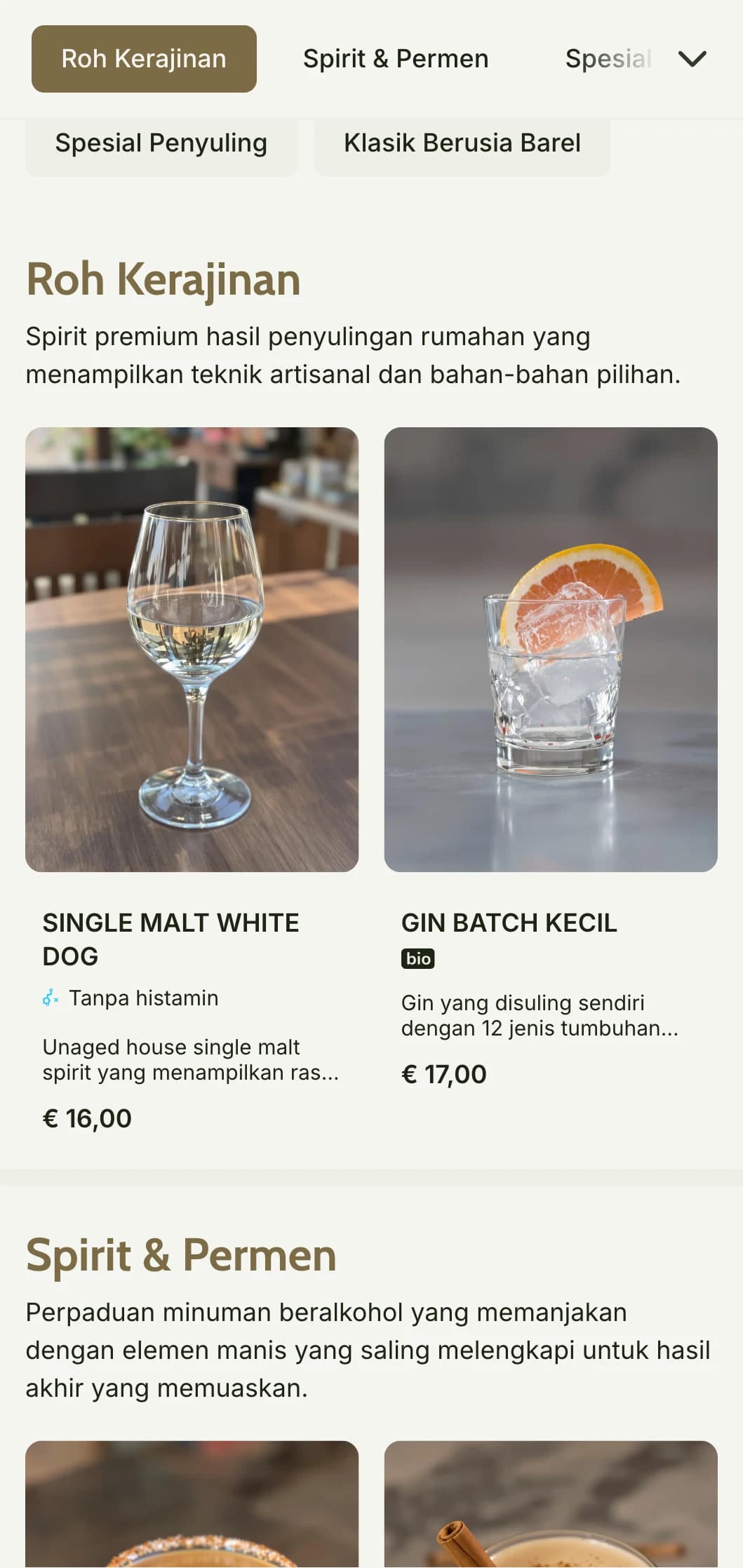 Desain artisanal pedesaan untuk penyulingan kerajinan dan bar yang berfokus pada minuman beralkohol yang menampilkan warna tanah yang hangat dan elemen bertekstur.