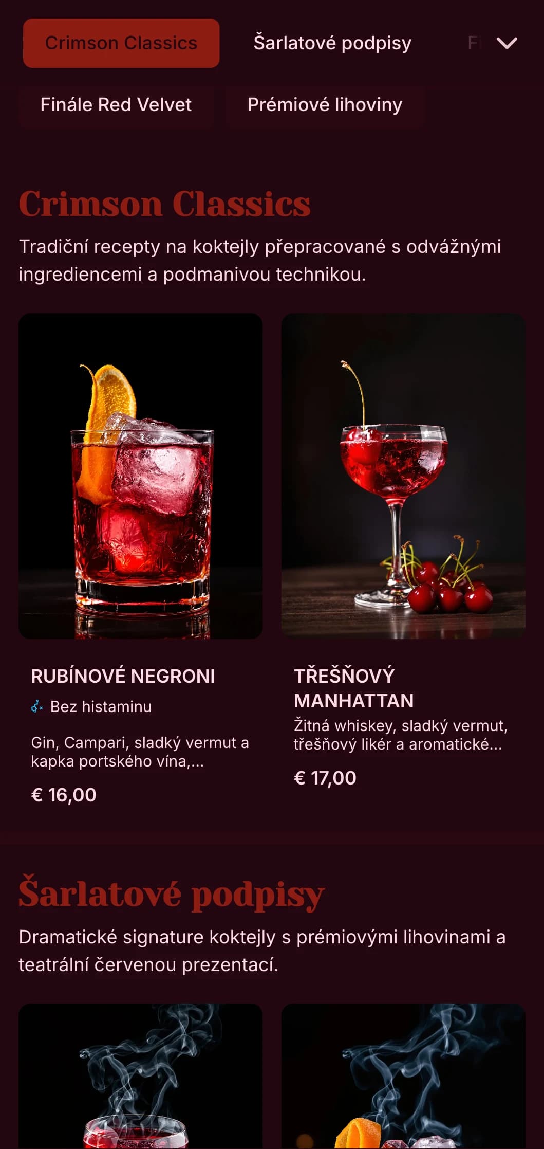 Odvážný, dramatický design pro luxusní koktejlové salónky se sytými šarlatovými tóny a divadelními prvky.