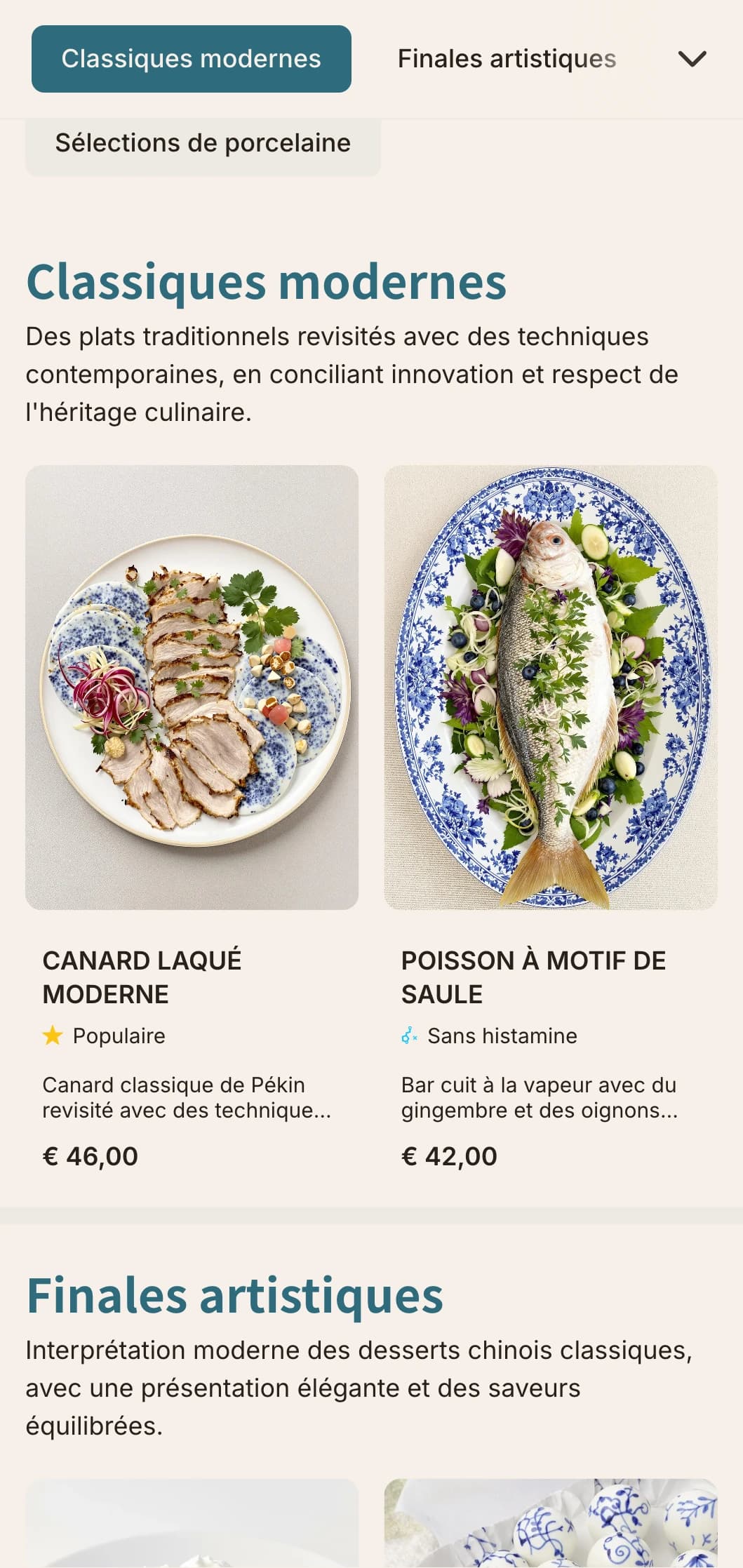 Le menu chinois contemporain s'inspire de la porcelaine bleue et blanche, avec des lignes épurées et des interprétations modernes des motifs traditionnels.