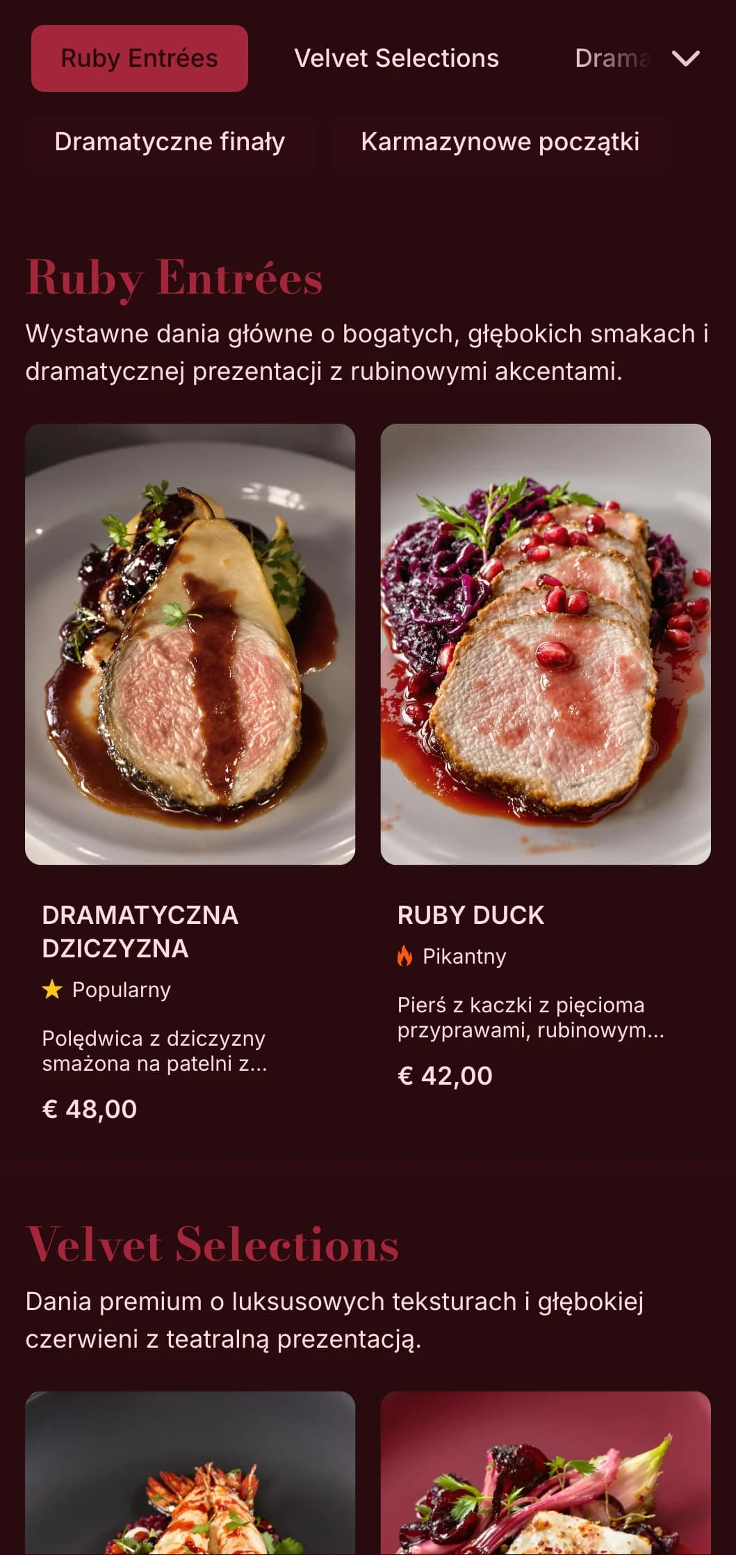 Bogata, dramatyczna koncepcja jadalni z głębokimi odcieniami czerwieni i bogatymi teksturami tworzącymi teatralne doznania kulinarne.