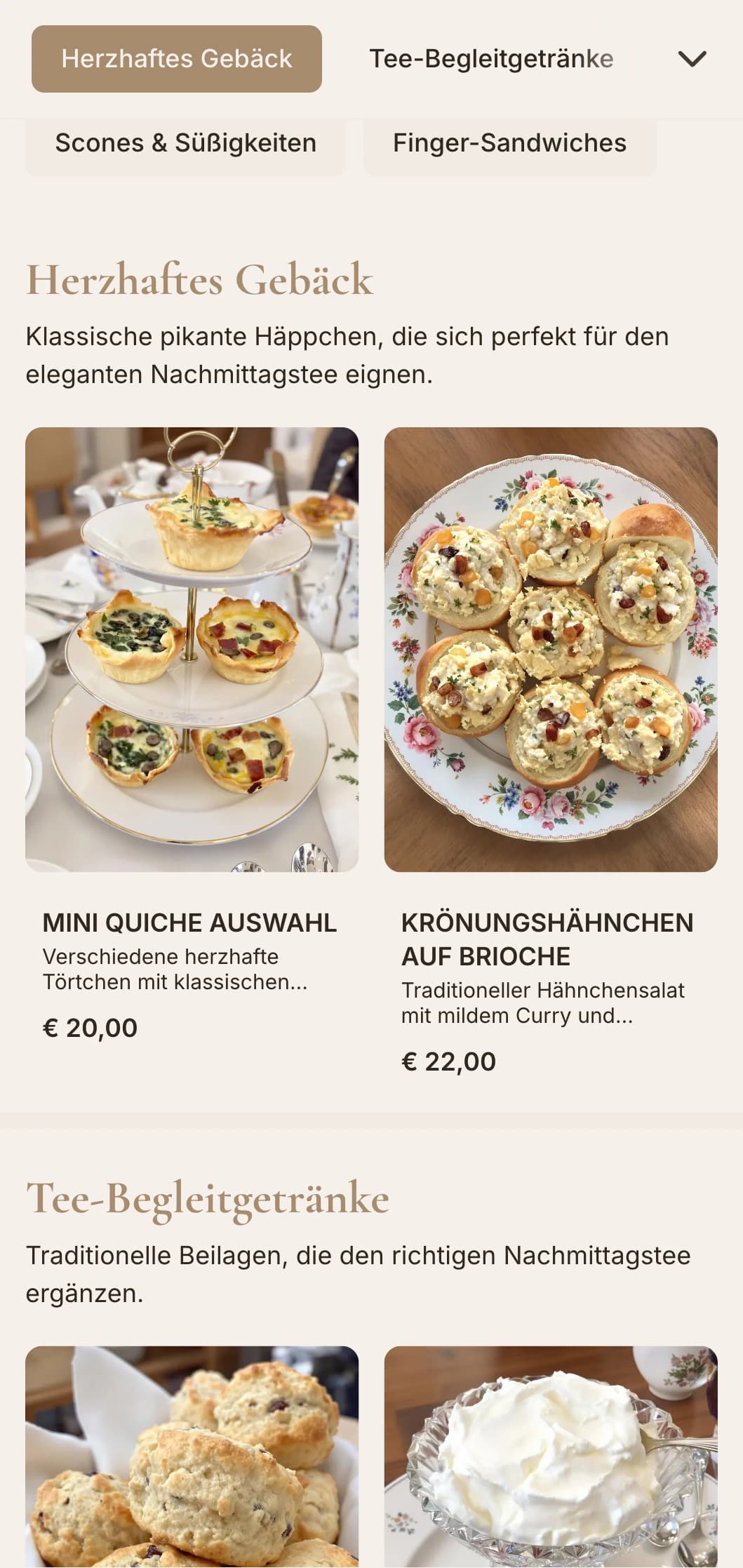 Raffiniertes traditionelles Teeservice mit Fingersandwiches, Scones und Petit Fours in klassischer Präsentation für elegante Nachmittagsveranstaltungen.