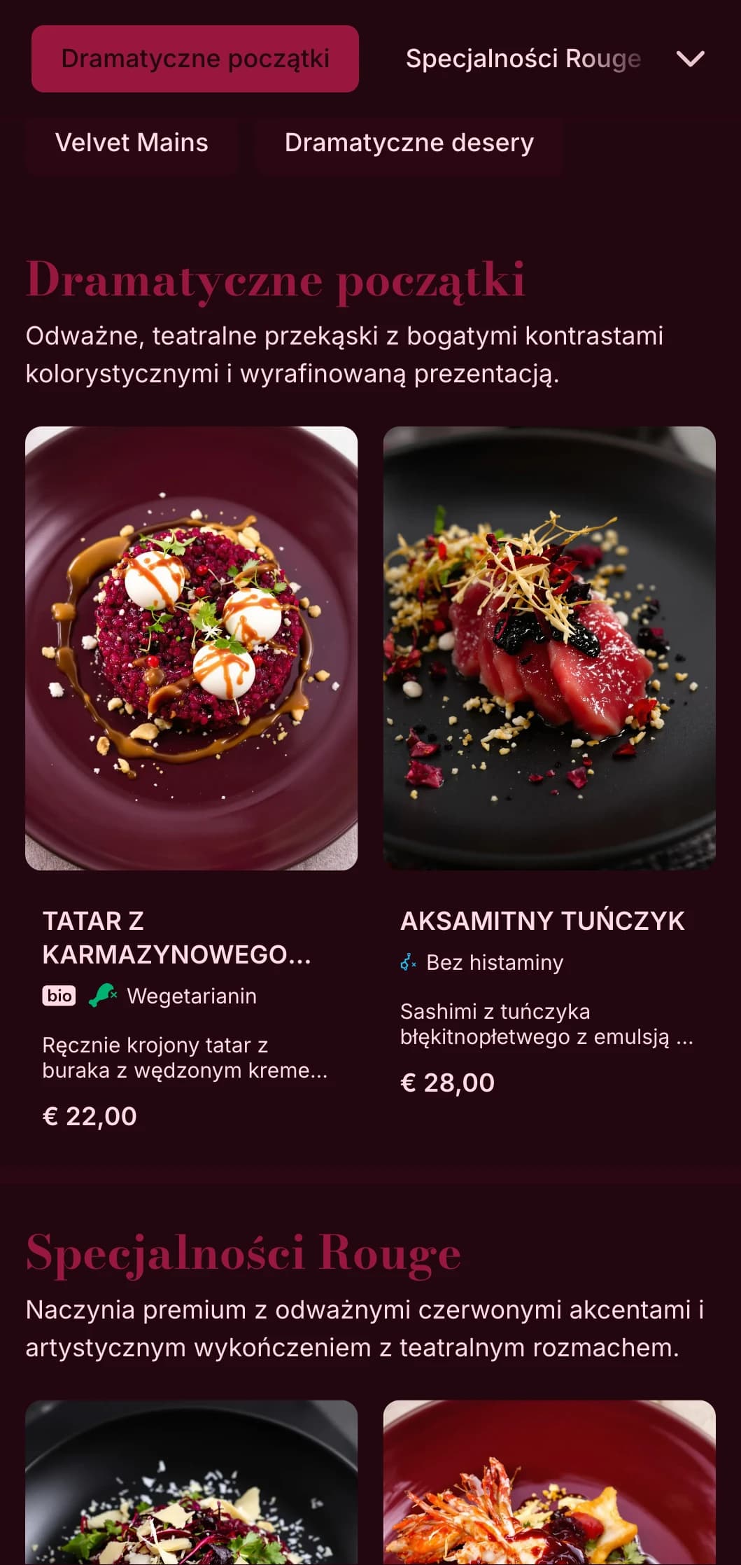 Bogate, teatralne doznania kulinarne z głębokimi czerwonymi odcieniami aksamitu i dramatycznymi elementami prezentacji.