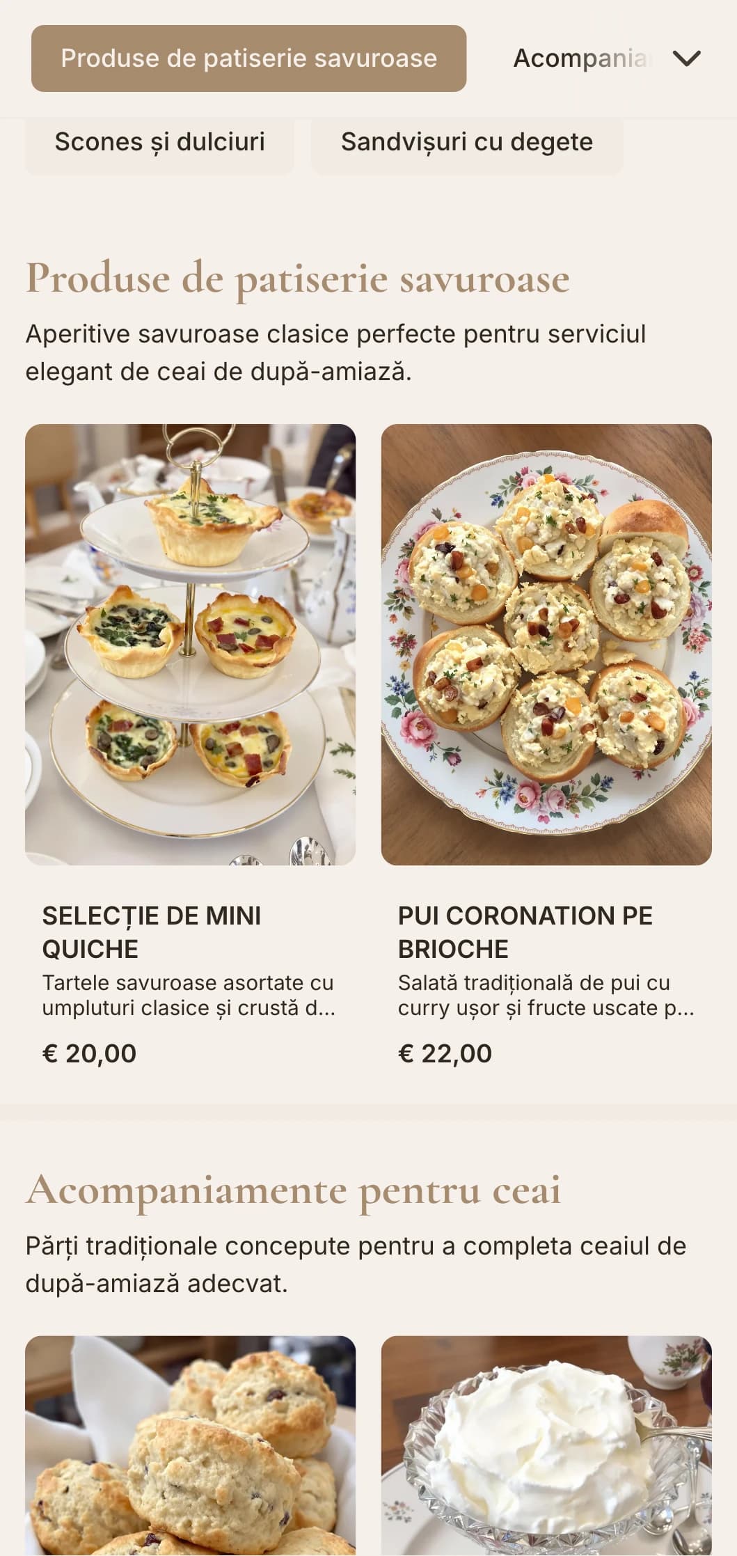 Serviciu de ceai tradițional rafinat cu sandvișuri cu degete, scones și petit fours cu prezentare clasică pentru întâlniri elegante de după-amiază.