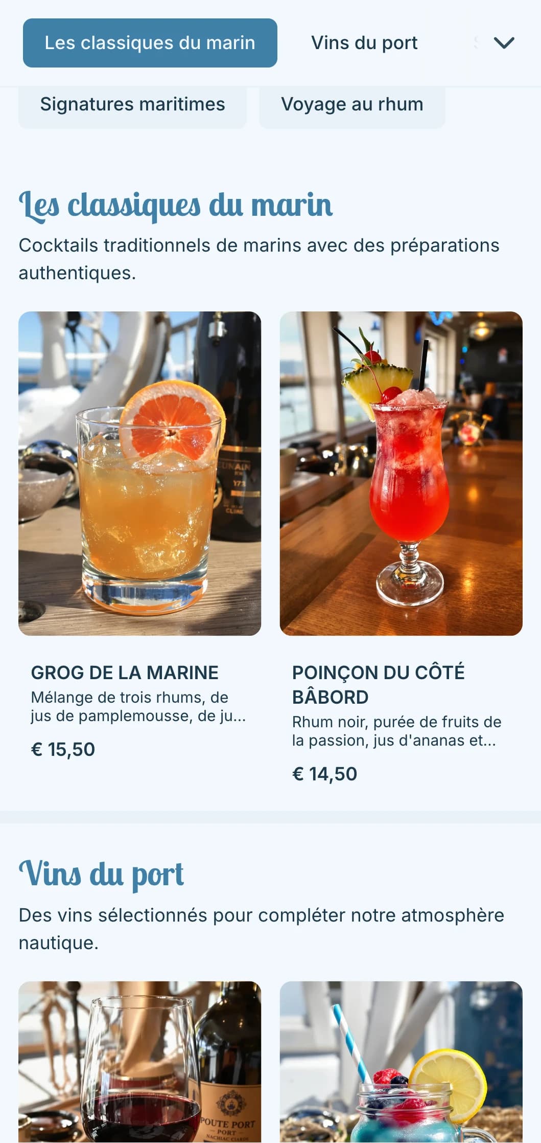 Design bleu inspiré de la mer avec des éléments nautiques pour les pubs en bord de mer.
