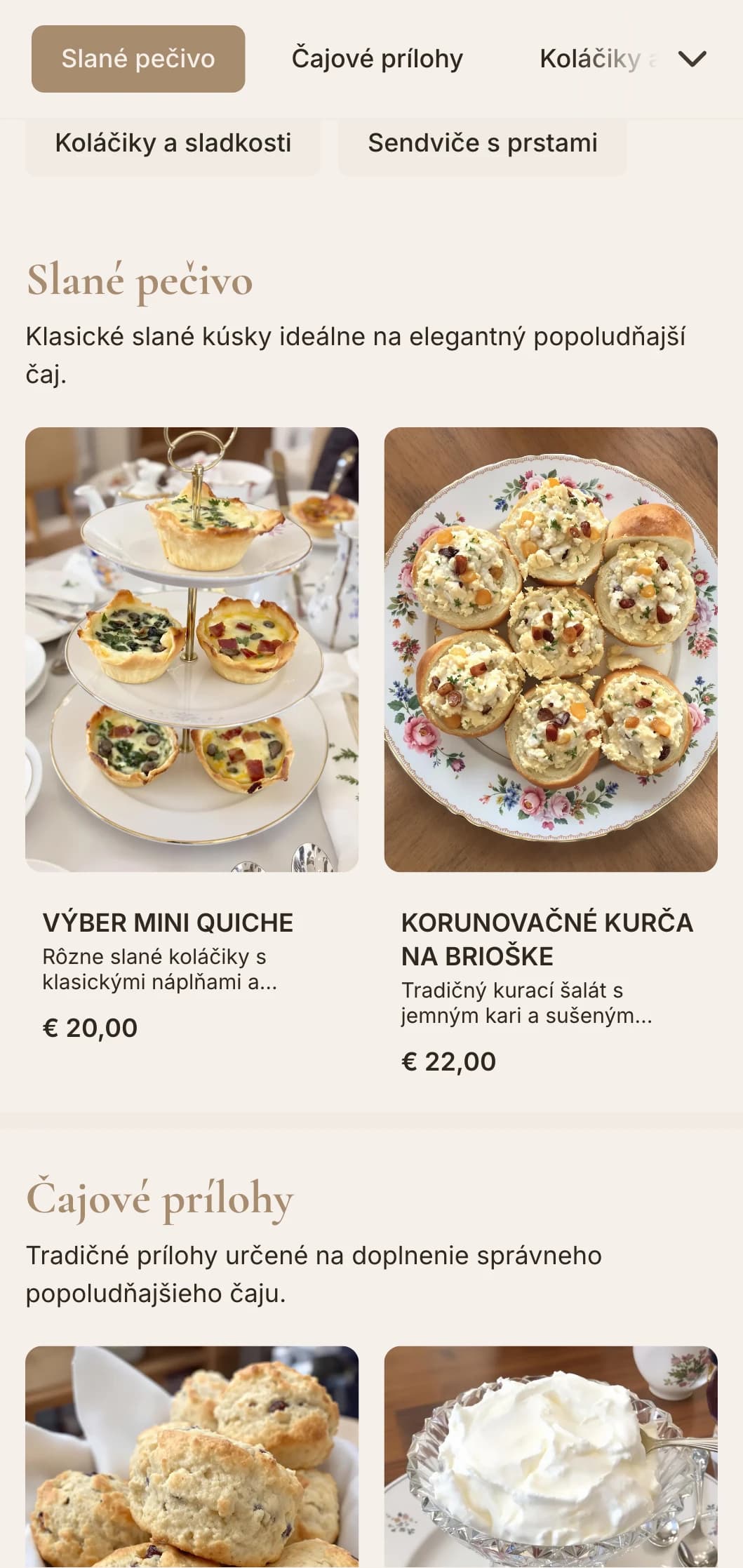 Rafinovaný tradičný čajový servis s chlebíčkami, koláčikmi a zákuskami s klasickou prezentáciou na elegantné popoludňajšie stretnutia.