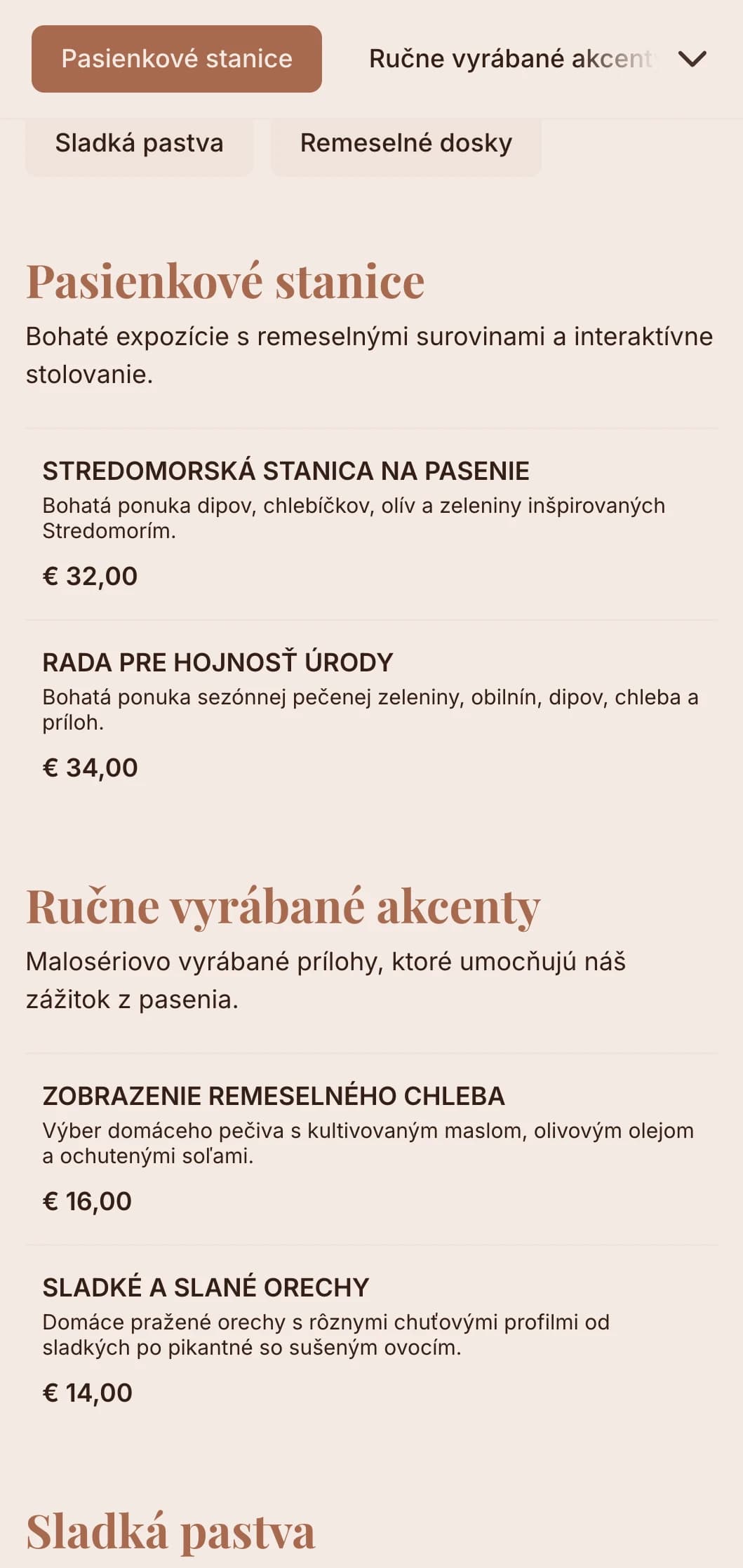 Kreatívne stoly a tabule s remeselnými syrmi, údeninami a ručne vyrábanými prílohami na spoločenské stretnutia.