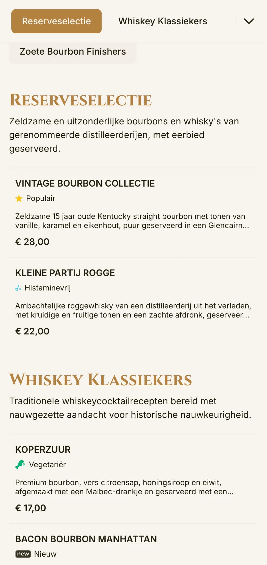 Een elegant, verfijnd ontwerp voor bourbonbars en whiskey lounges met vintage typografie en warme amberkleurige accenten.